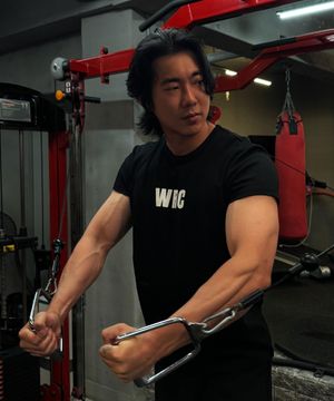 와일드 머슬핏 티셔츠_블랙