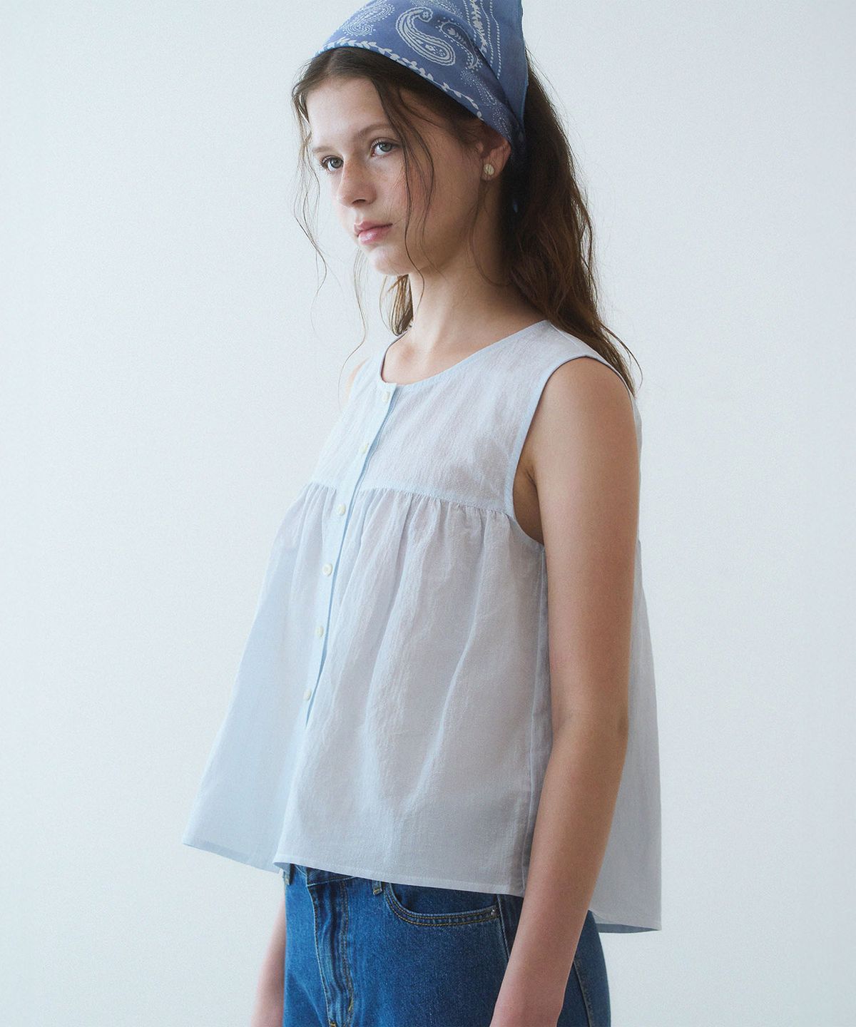 하우스 오브 폰드(HOUSE OF POND) Venice shirring sleeveless blouse (Sky blue)