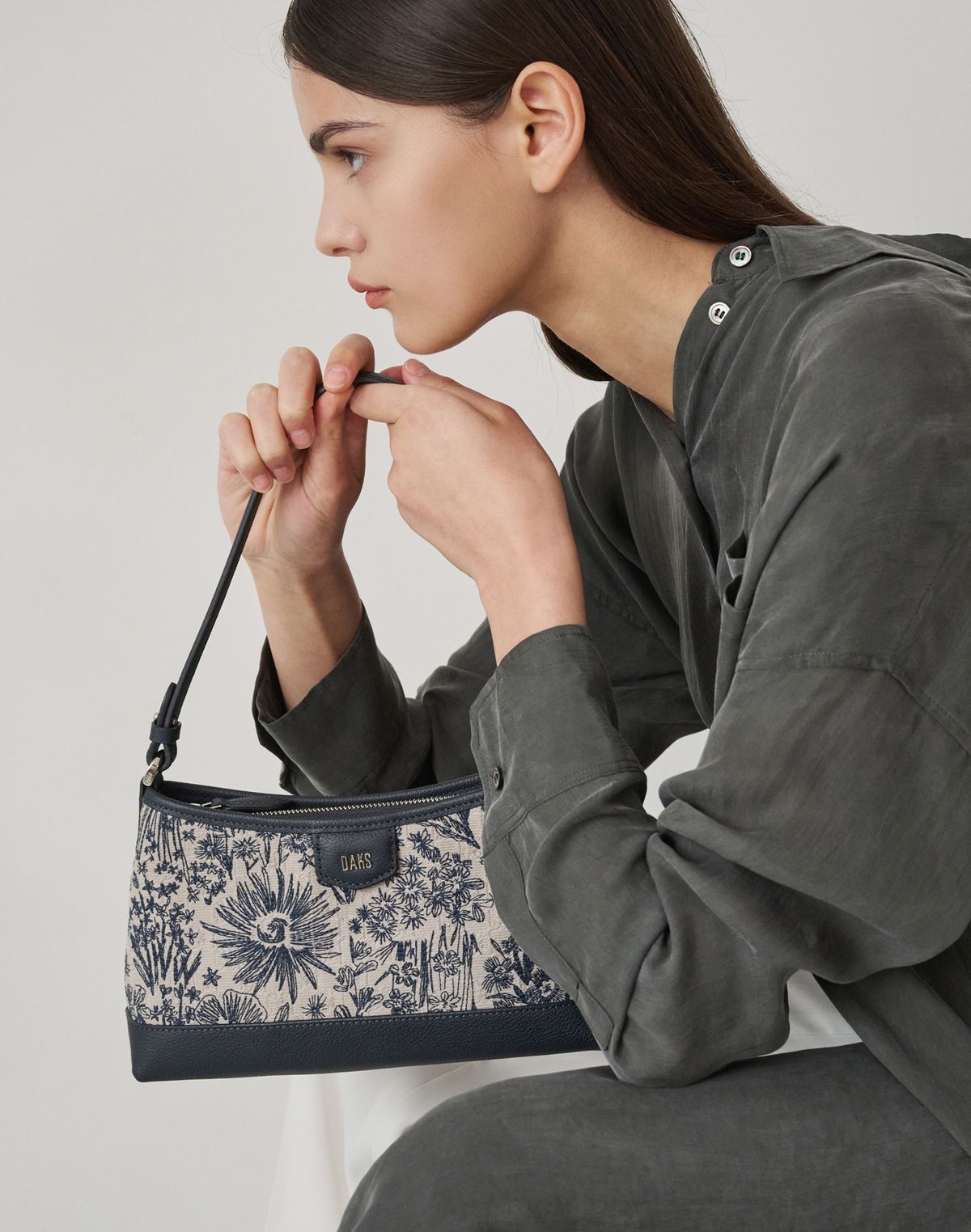 닥스 여성 액세서리(DAKS WOMENS ACCESSORIES) [MISTY FLOWER JQD] 네이비 플라워자수 자카드 숄더백 DCBA4F652N2