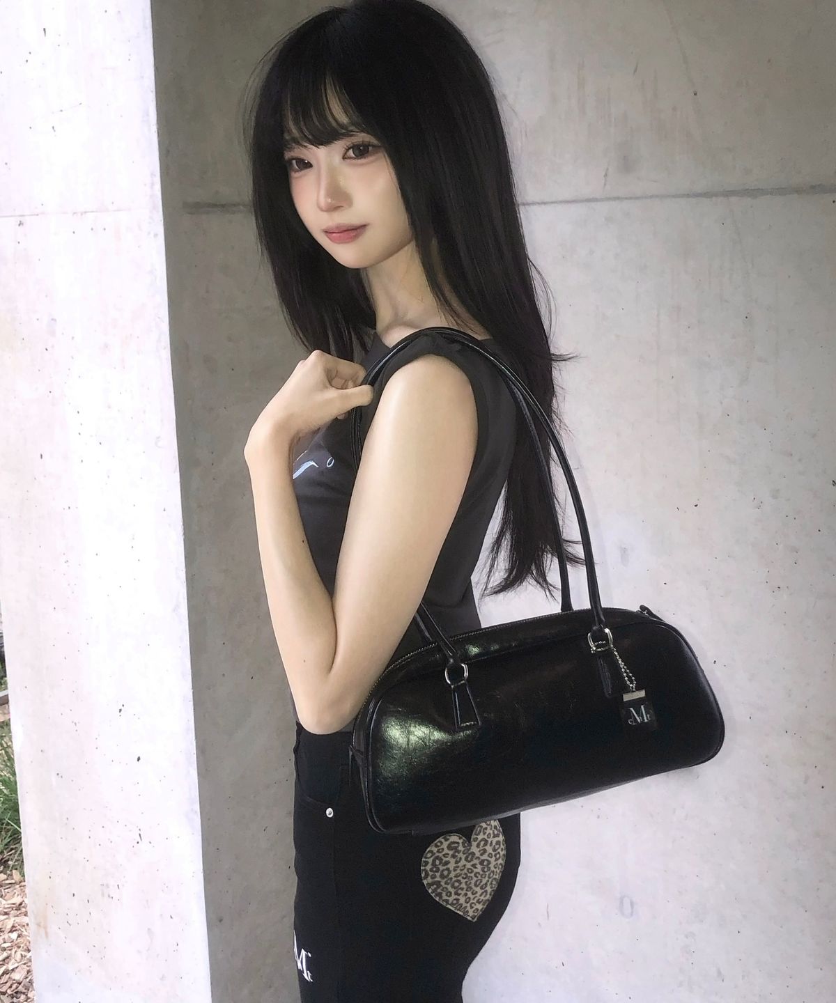 무센트(MUCENT) 로마 크랙 키링 레더 숄더 볼링 백 (블랙,실버)