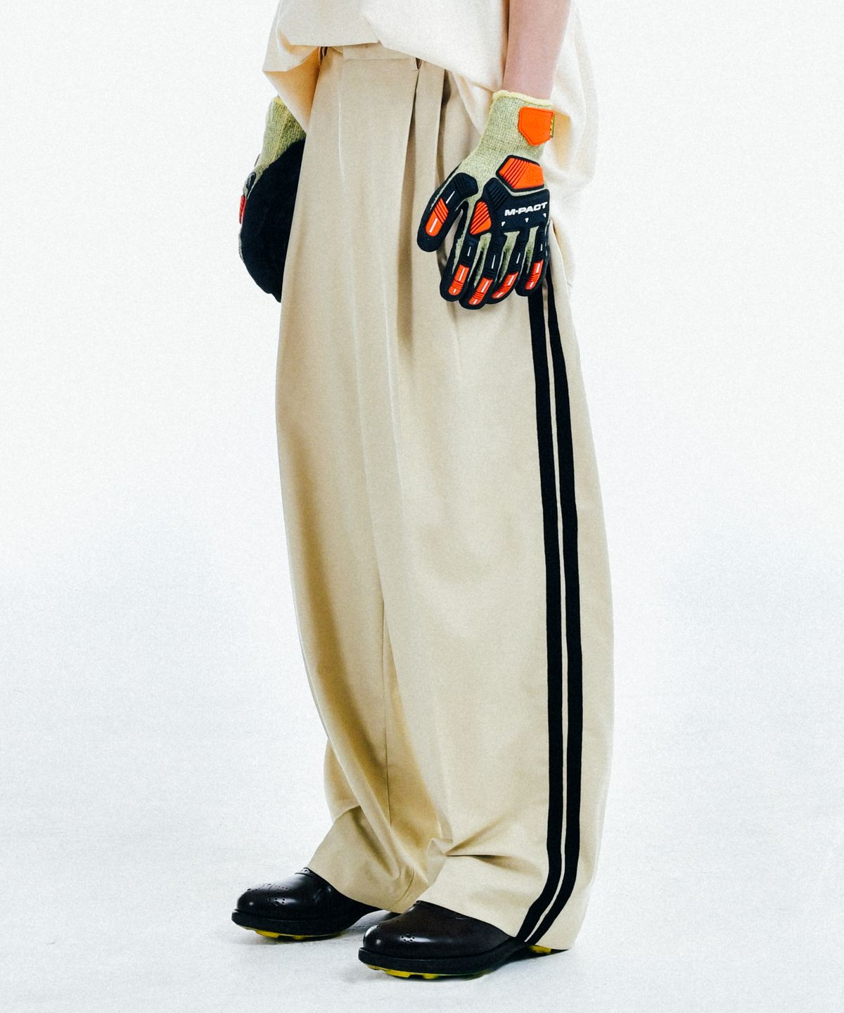 씨오엠이(COME) [UNISEX] Satin-Trimmed Motorsport Trousers (Beige)