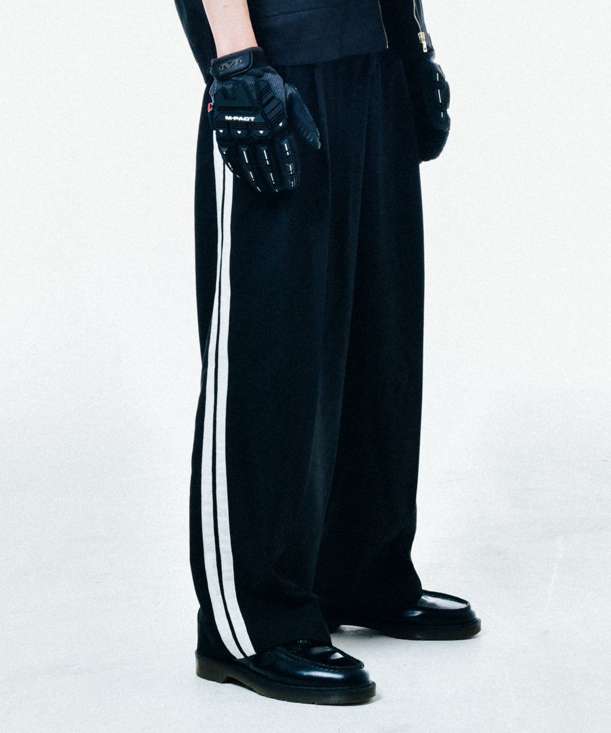 씨오엠이(COME) [UNISEX] Satin-Trimmed Motorsport Trousers (Black)