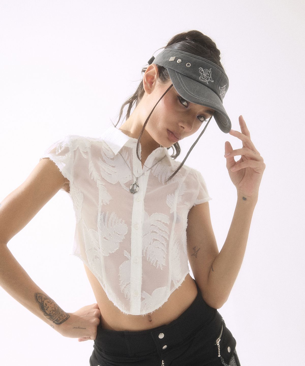 배디(BADEE) Stud Sun Visor Charcoal