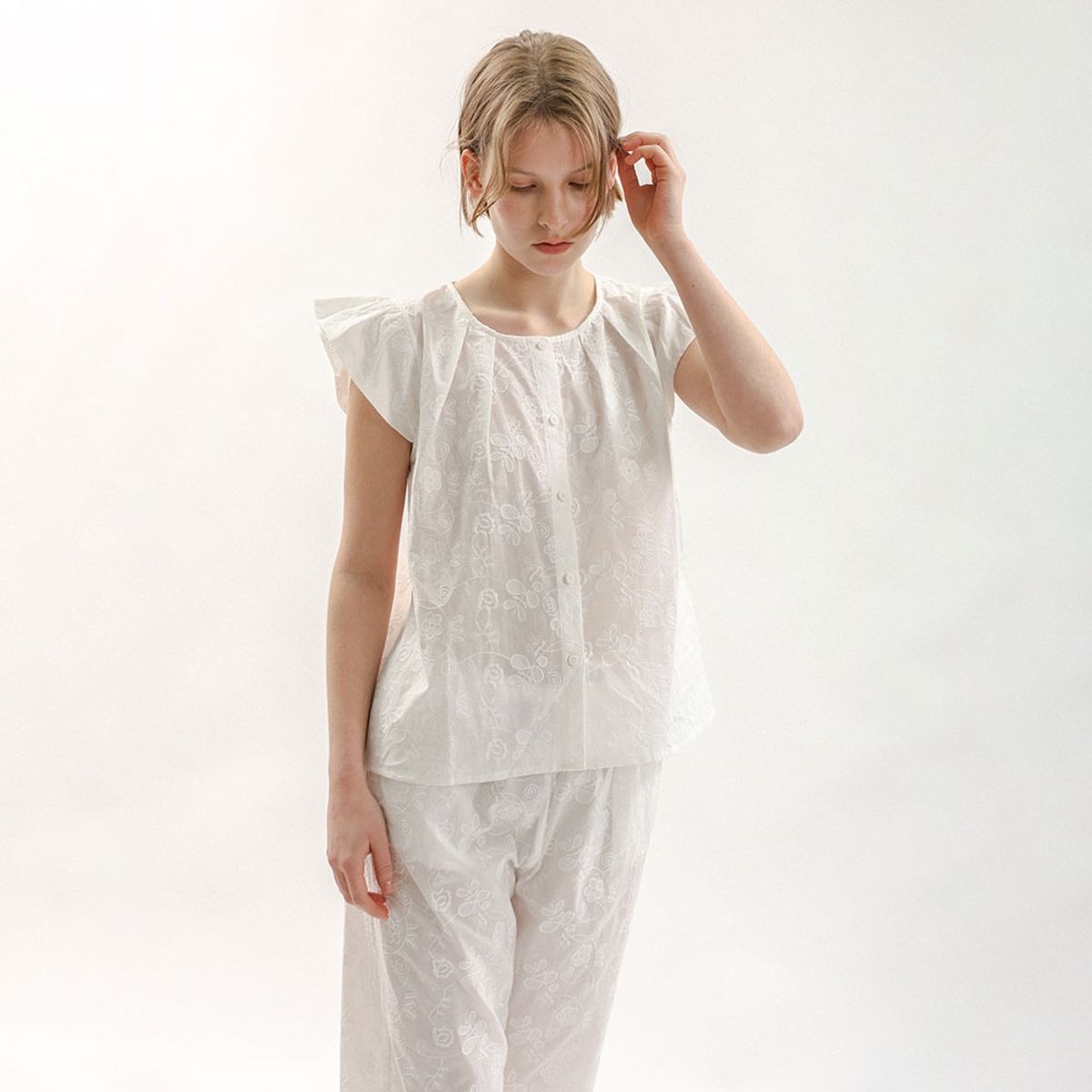 멜라니조이(MELANIE JOY) MJ_Ruffle crew neck pajamas_WHITE