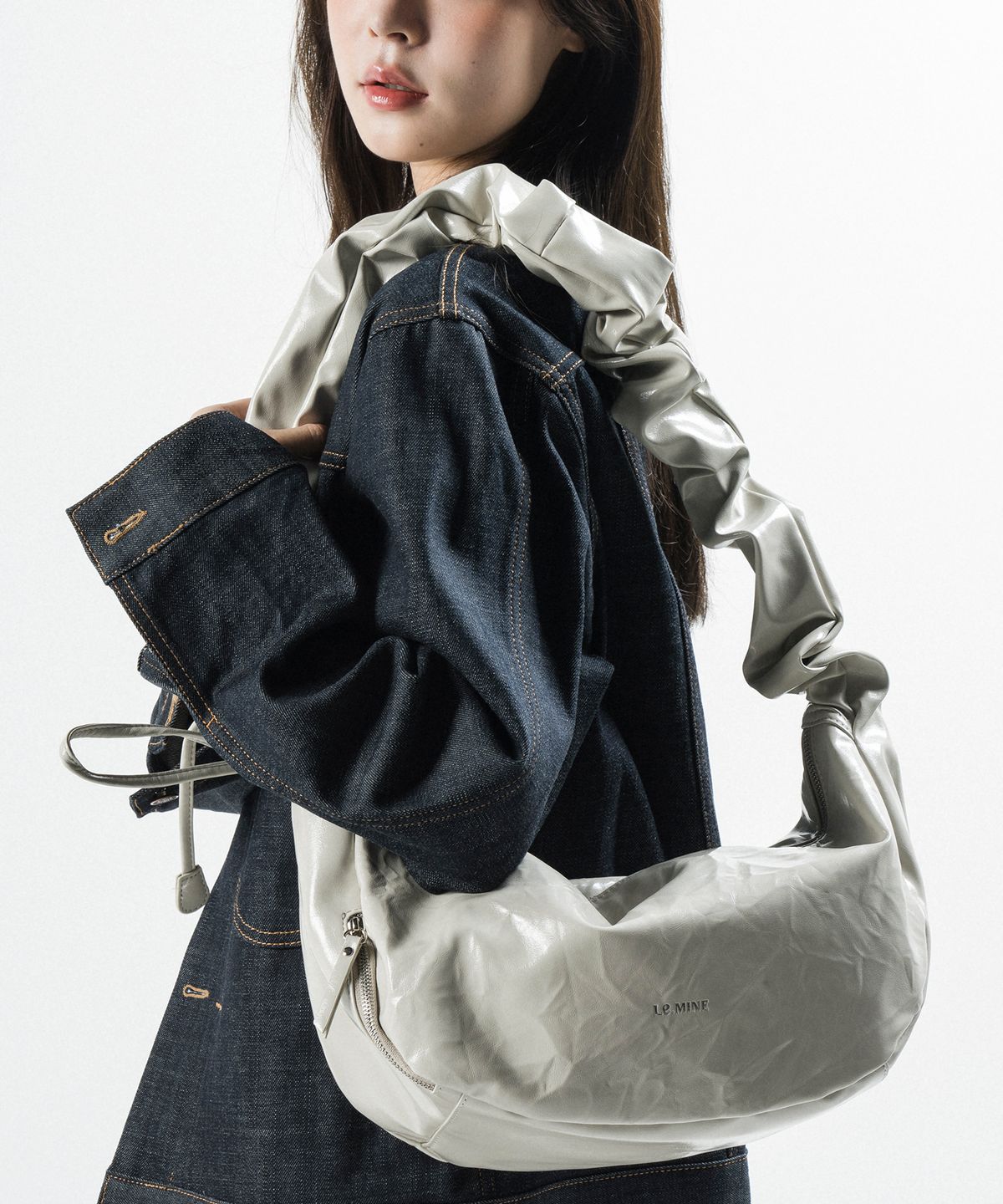 르마인(LEMINE) 크리세스 하프문 메신저백(웜그레이)