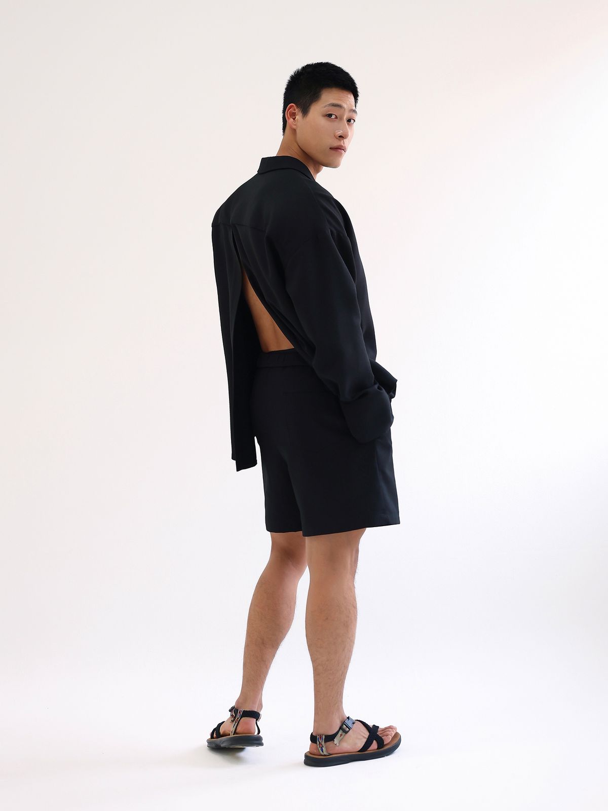핸틀(HENTLE) 빅 커프스 백 슬릿 셔츠