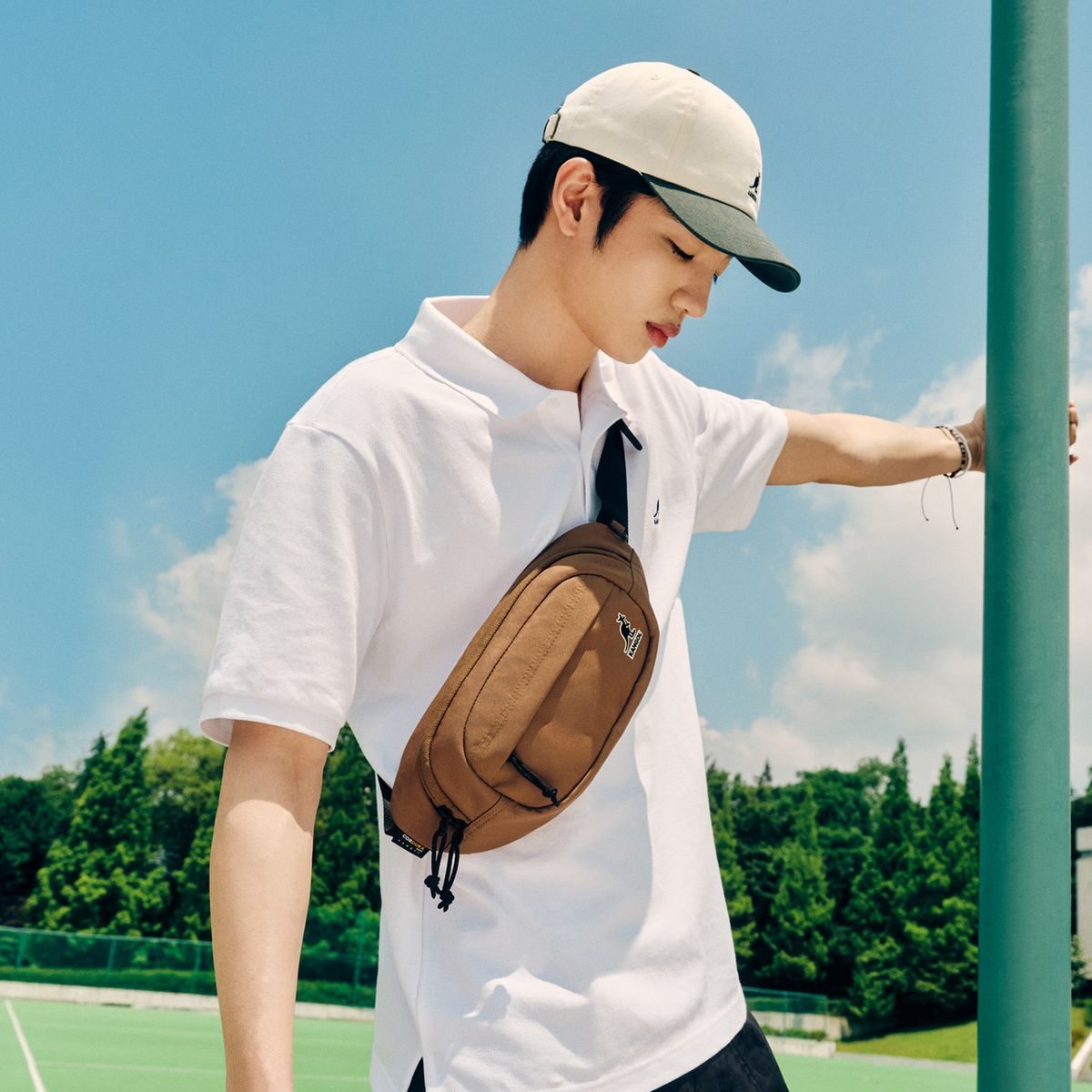캉골(KANGOL) 레트로코어 스탠다드 슬링백 1352 브라운