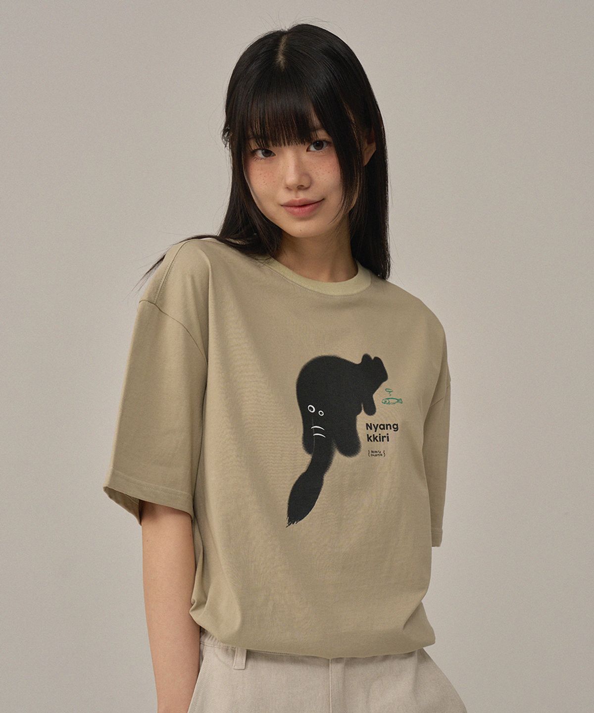 보나츠 팔레트(BONATSPALETTE) BP 냥끼리 티셔츠_KHAKI BEIGE