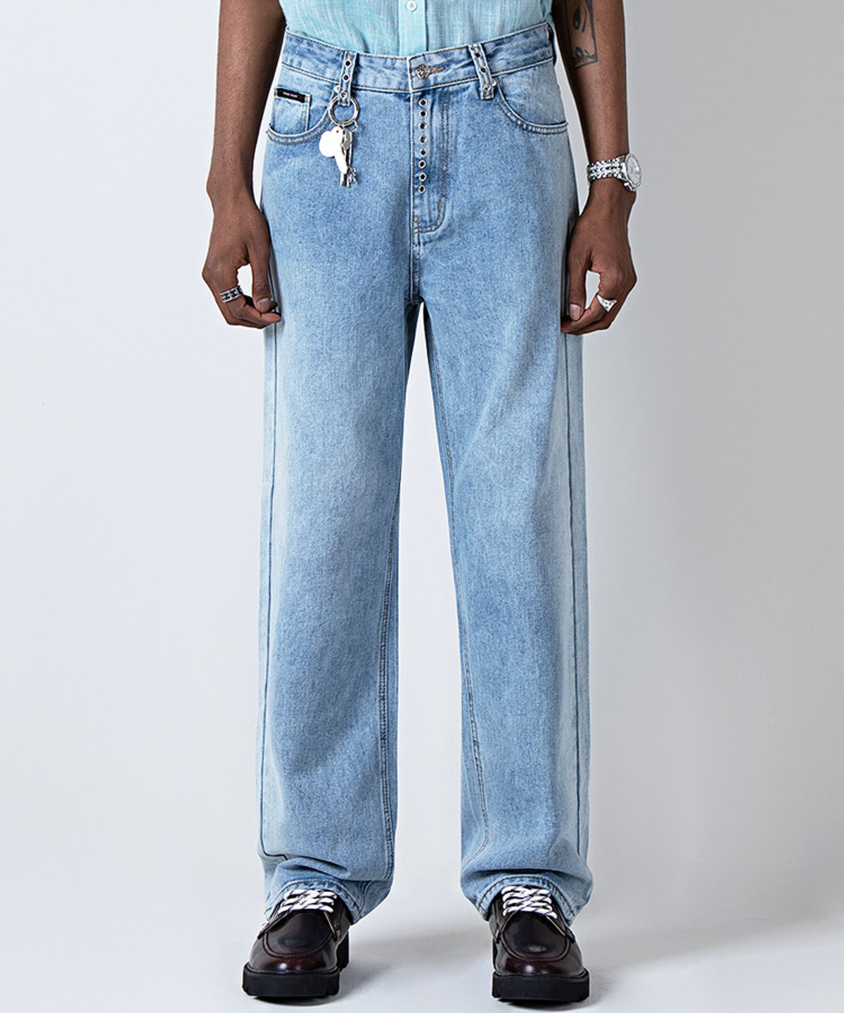 스트라이크(STRIKE) Elegant Eyelet Light Wash Jeans (WIDE)