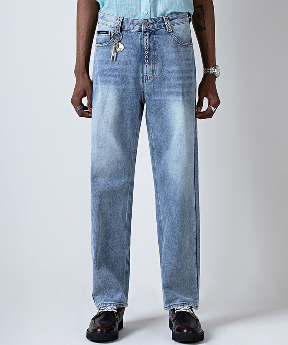 스트라이크(STRIKE) Elegant Eyelet Medium Wash Jeans (WIDE)
