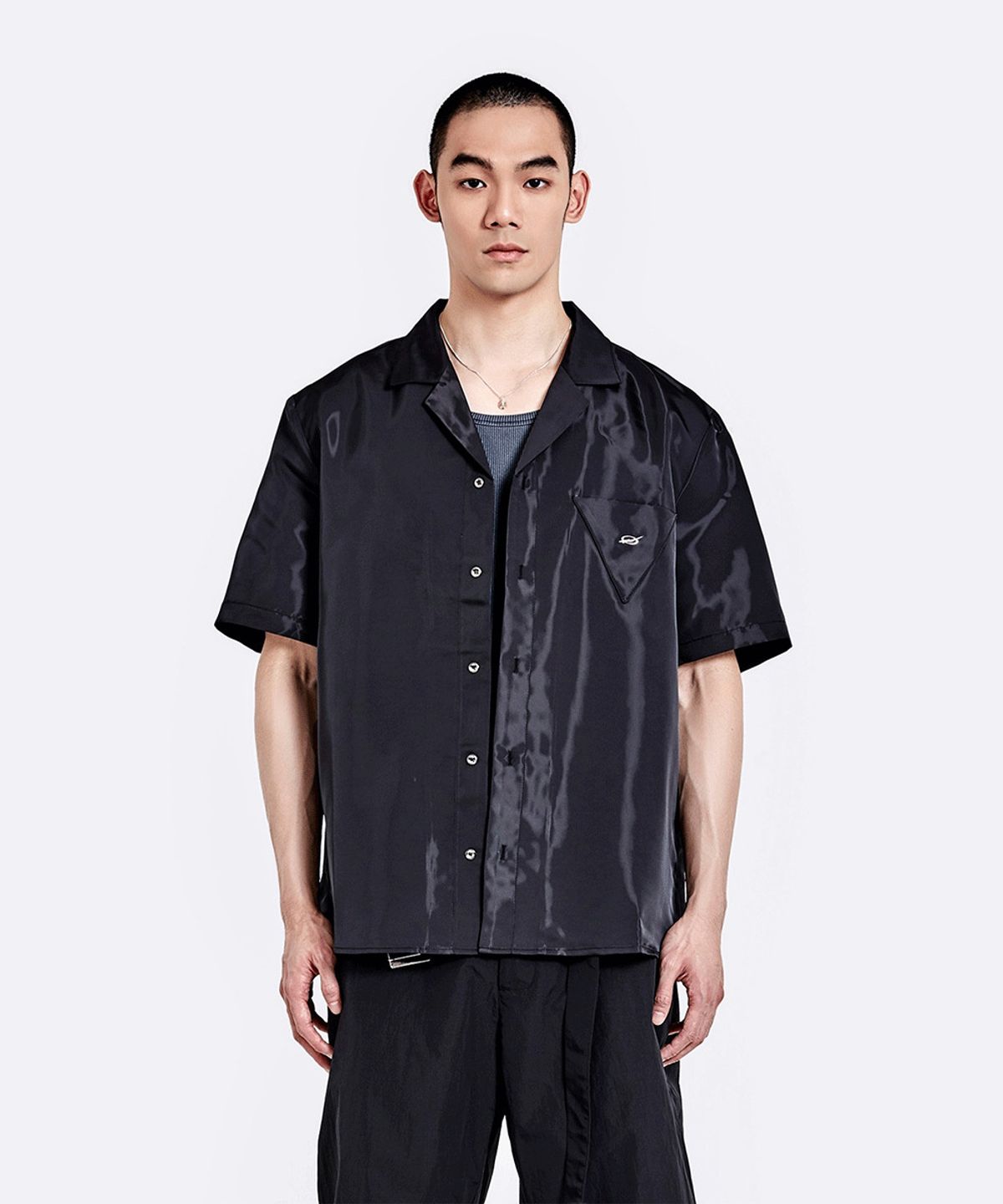 51퍼센트(51PERCENT) Shiny Half shirt - Black