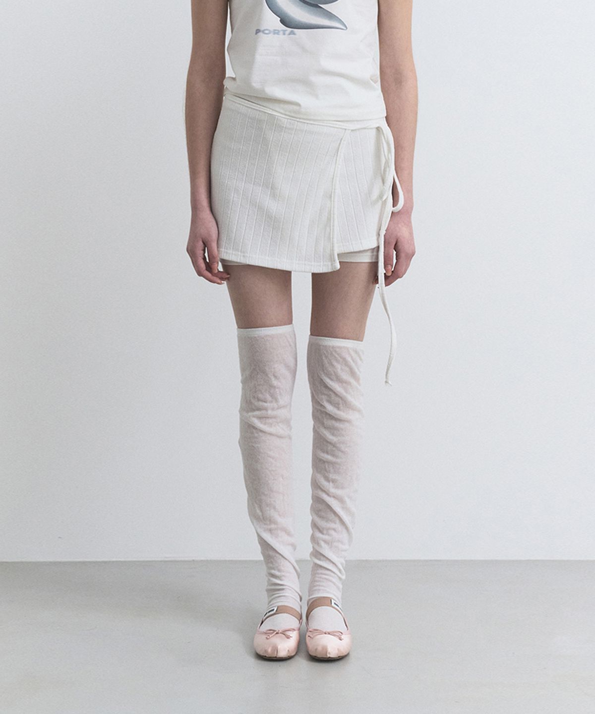 더포르타(THEPORTA) RIBBED STRAP WRAP SKIRT, WHITE