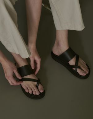 크로스 스트랩 쪼리 가죽 슬리퍼 SFT-403