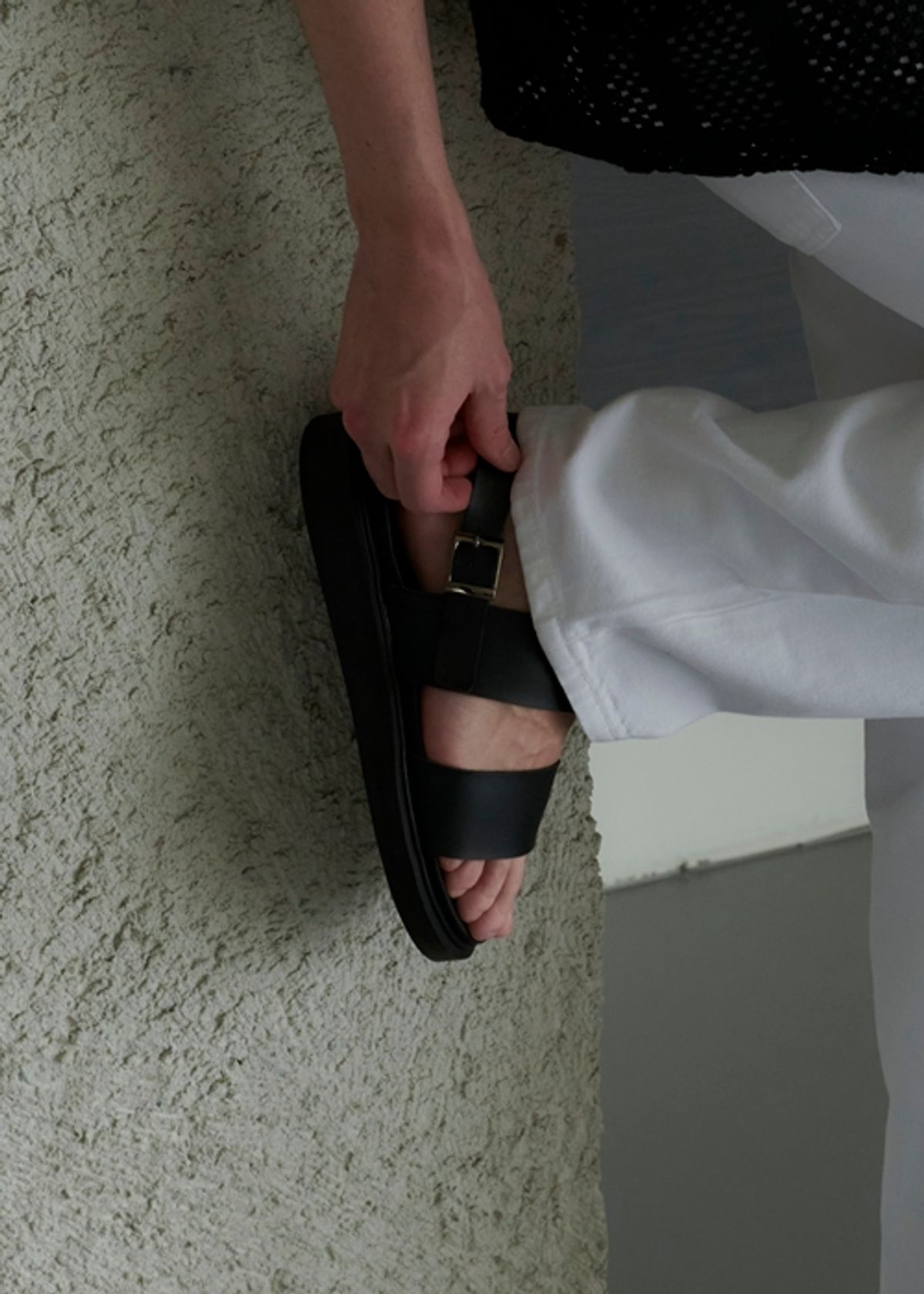 슈피트(SHUFIT) 스트랩 샌들 블랙 레더 버클 샌달 SFT-404