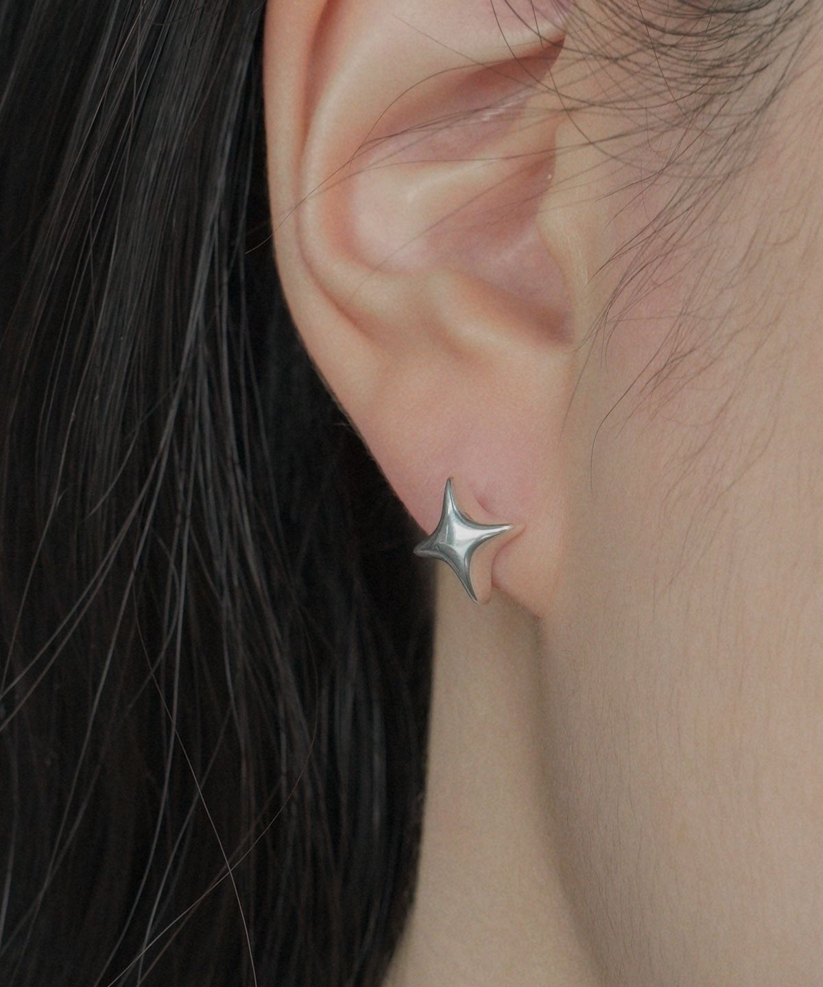 포스트루드(POSTLUDE) [SILVER] SPARKLING P EARRINGS