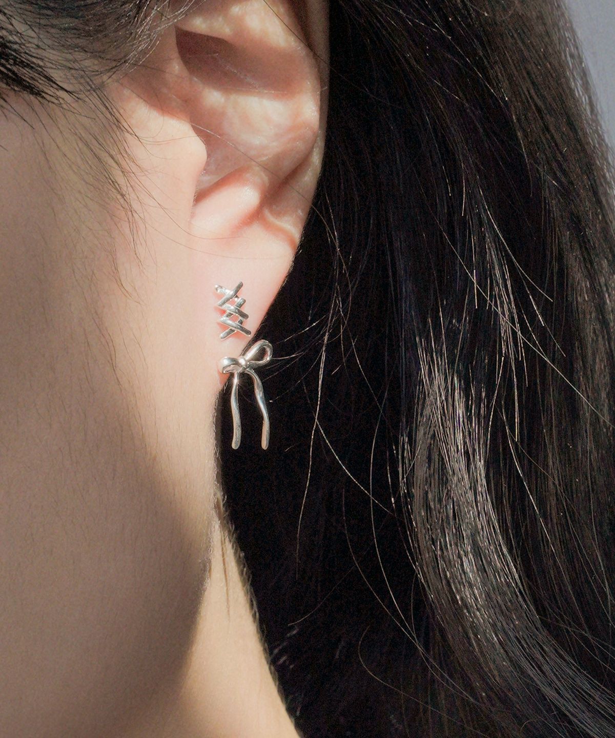 포스트루드(POSTLUDE) [SILVER] TIE RIBBON DROP EARRINGS