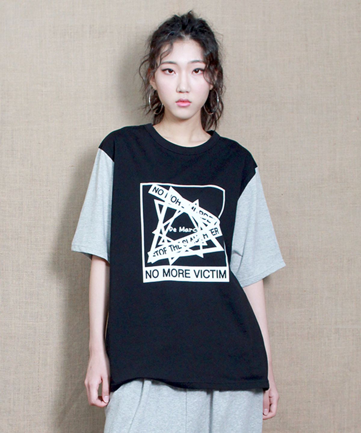 드마크(DEMARC) 리버셜 배색 그래픽 하프 슬리브 블랙