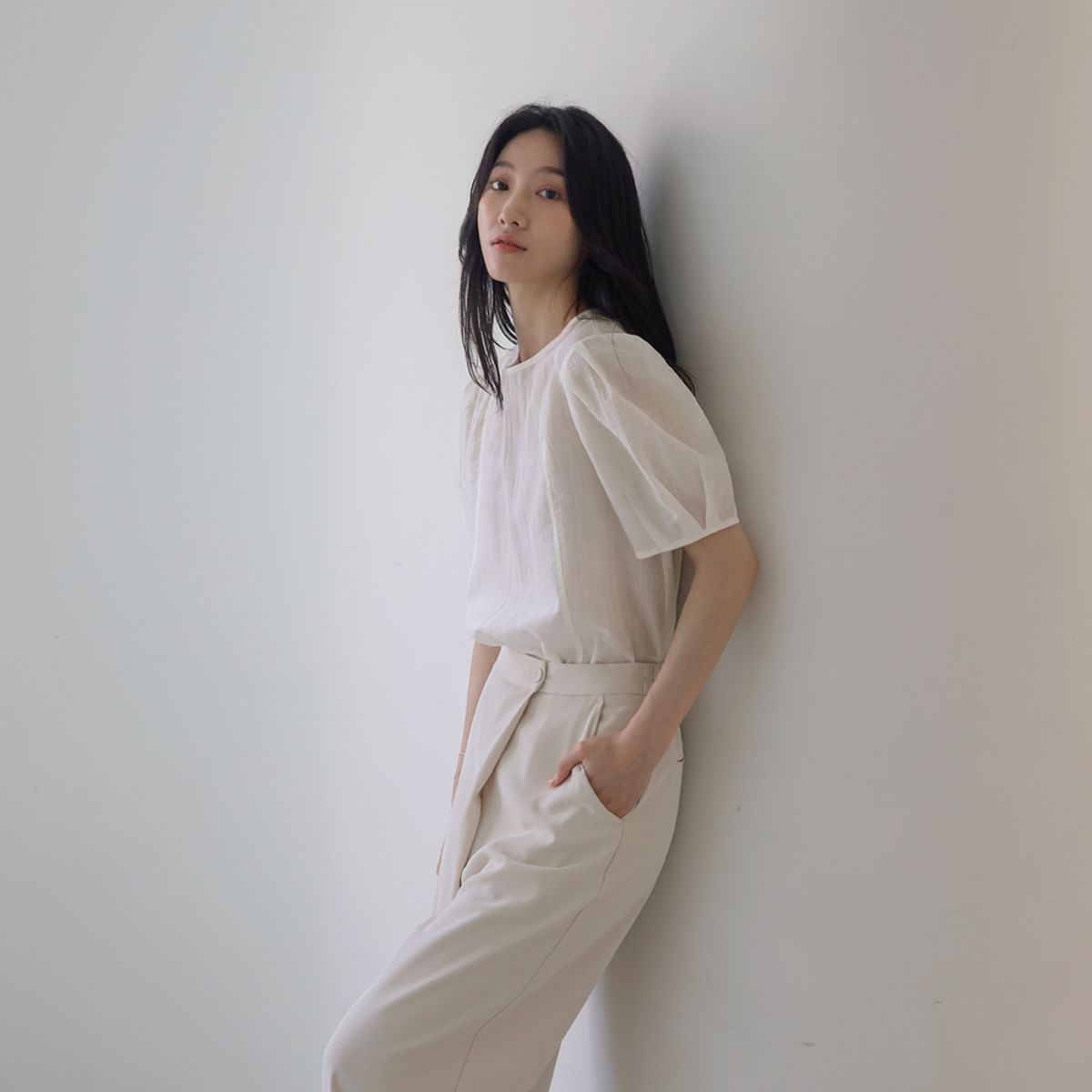 켈리도나휴(KELLY DONAHUE) 텐셀 볼륨 라운드블라우스