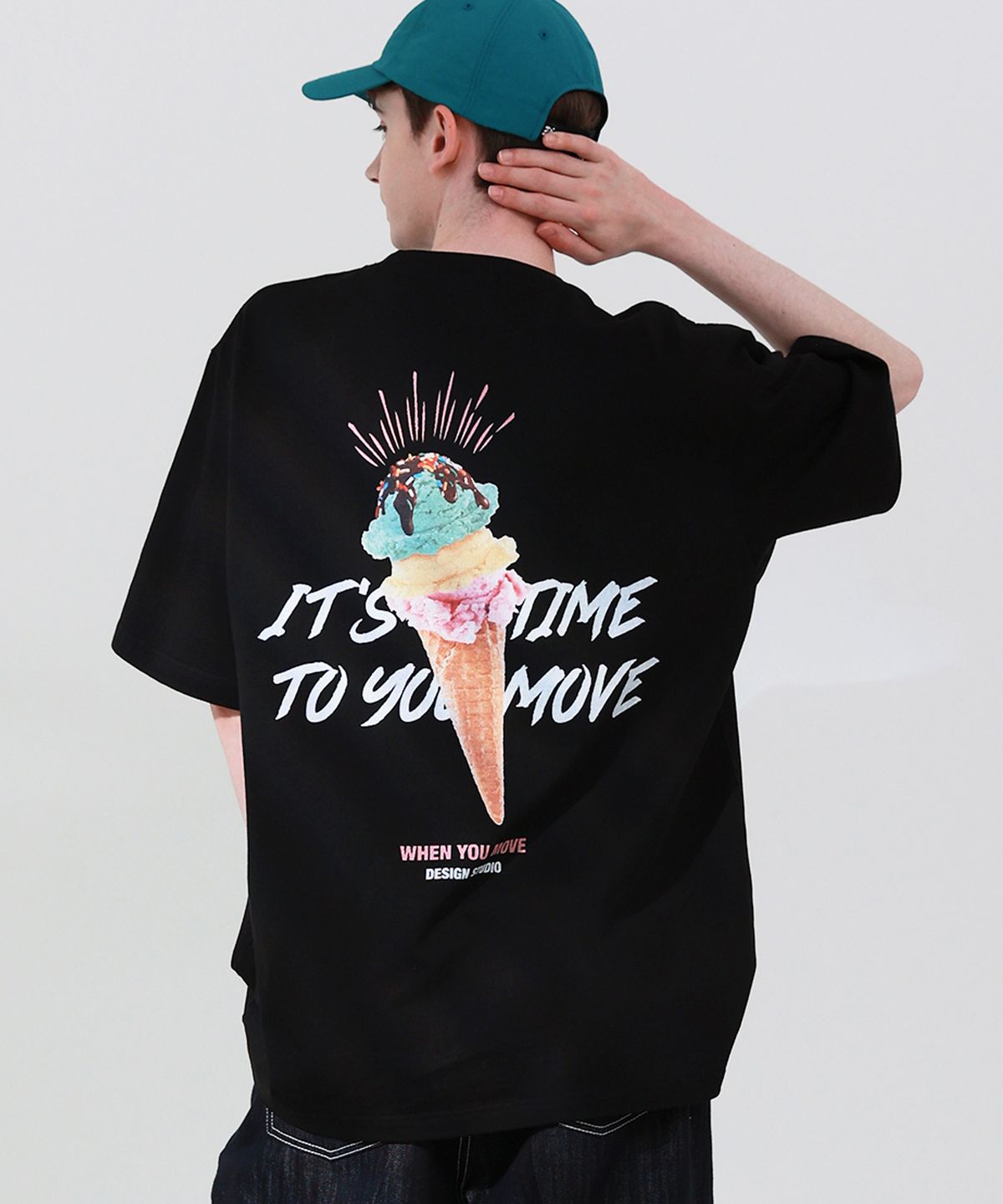 웬유무브(WHEN YOU MOVE) 오버핏 아이스크림 그래픽 로고 반팔티 블랙