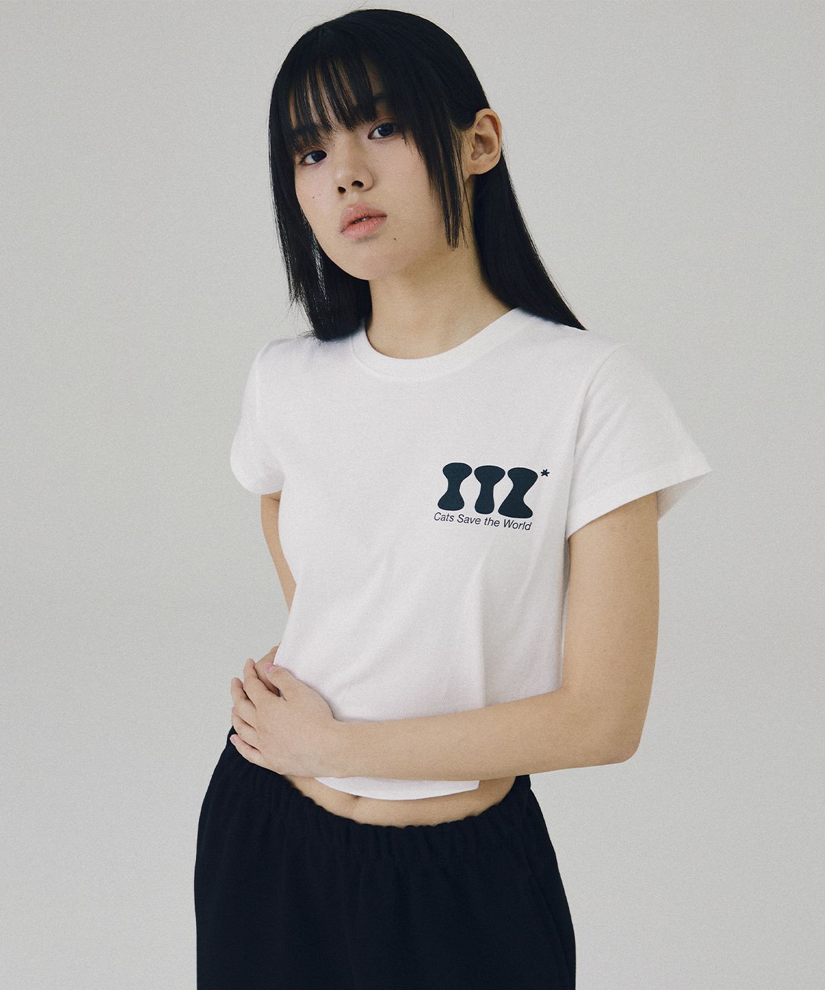 잇자바이브(ITZAVIBE) ITZ MINI LOGO CROP T SHIRT - WHITE