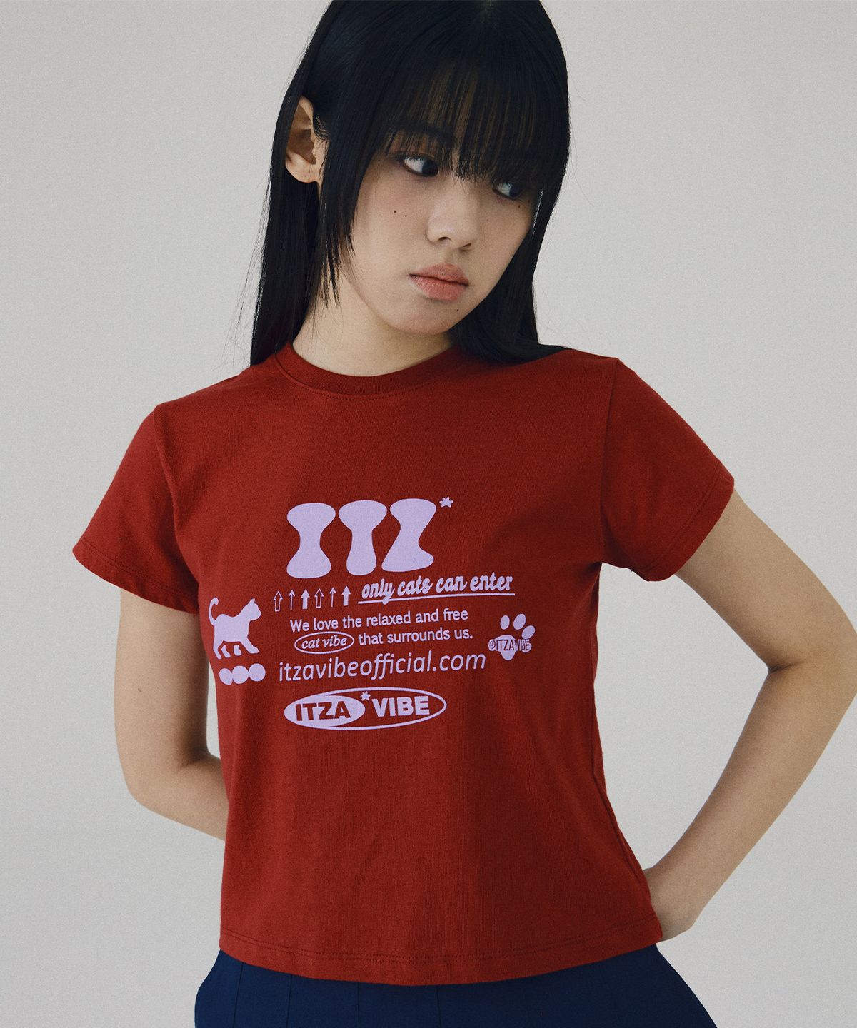 잇자바이브(ITZAVIBE) ITZ OFFICIAL LOGO CROP T SHIRT - RED