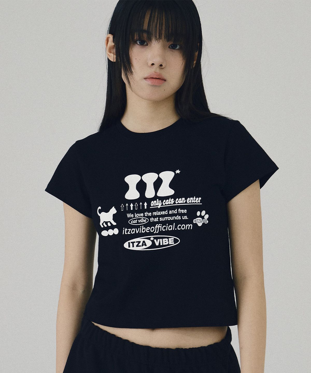 잇자바이브(ITZAVIBE) ITZ OFFICIAL LOGO CROP T SHIRT - BLACK