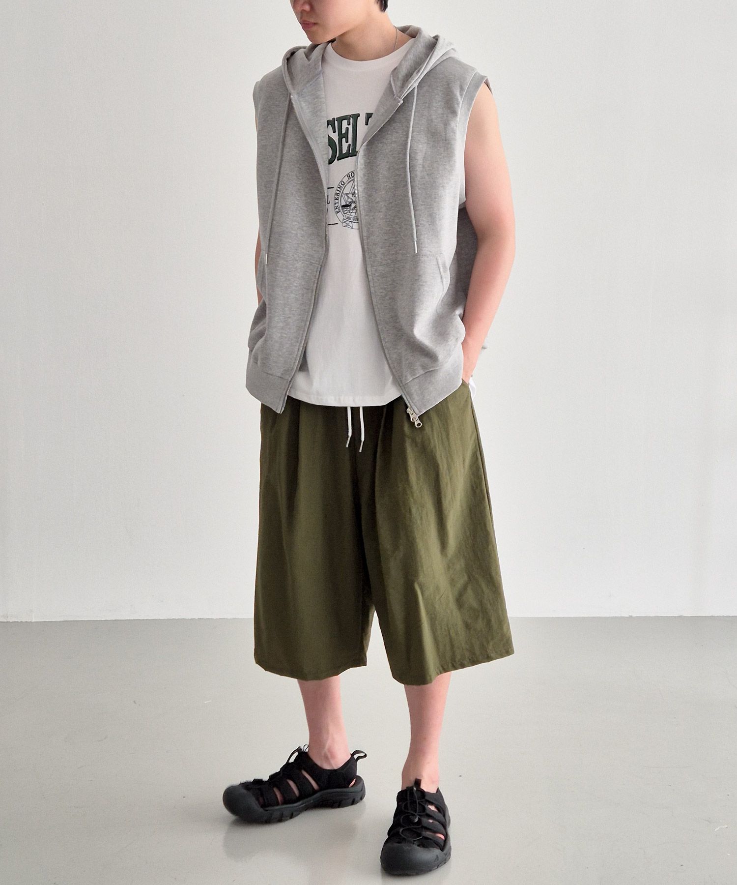 MUSINSA | UMM Nylon two-tuck Bermuda banding pants khaki