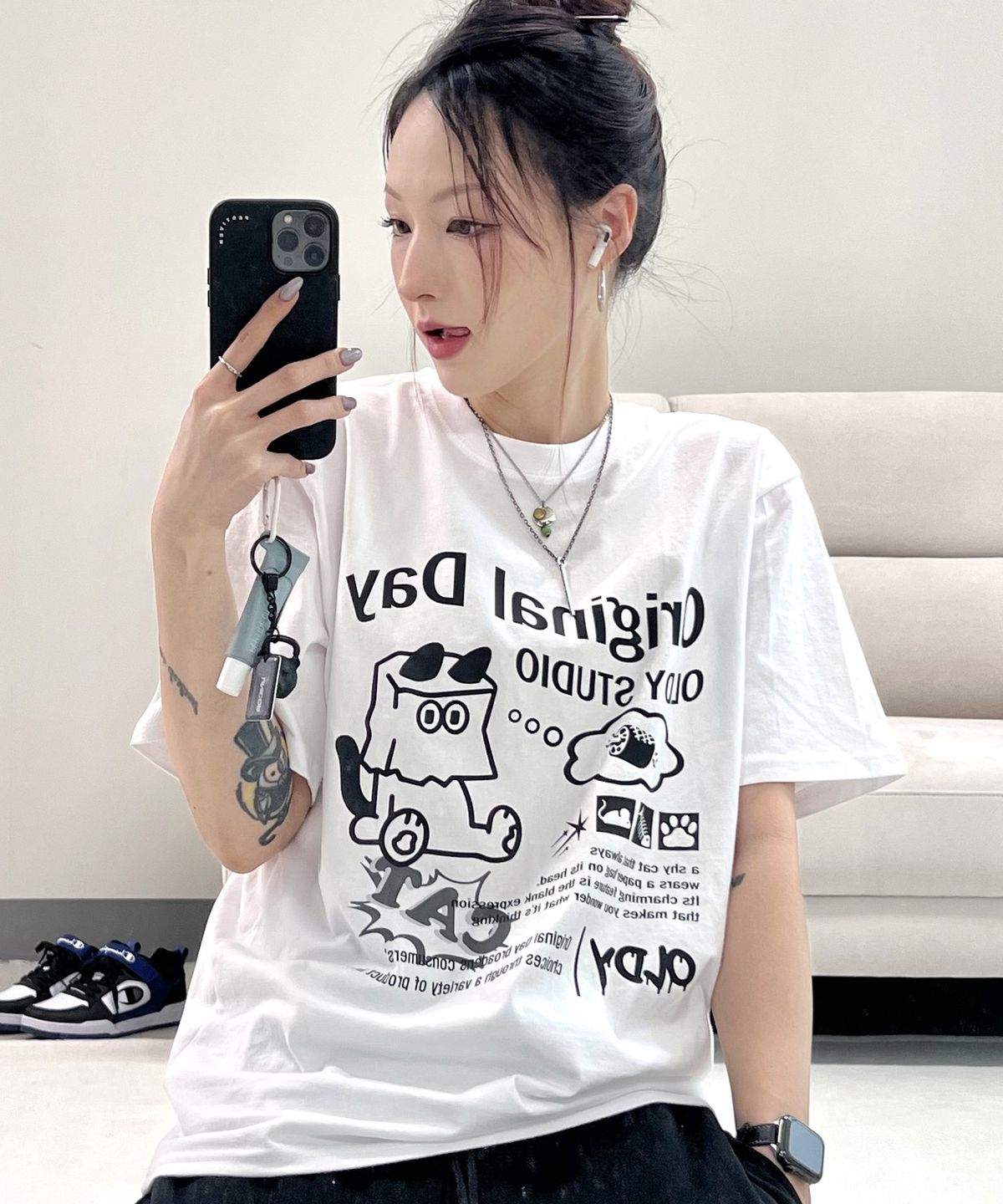 오리지널데이(ORIGINALDAY) 종이봉투 고양이 그래픽 티셔츠 오버핏 남녀공용 White