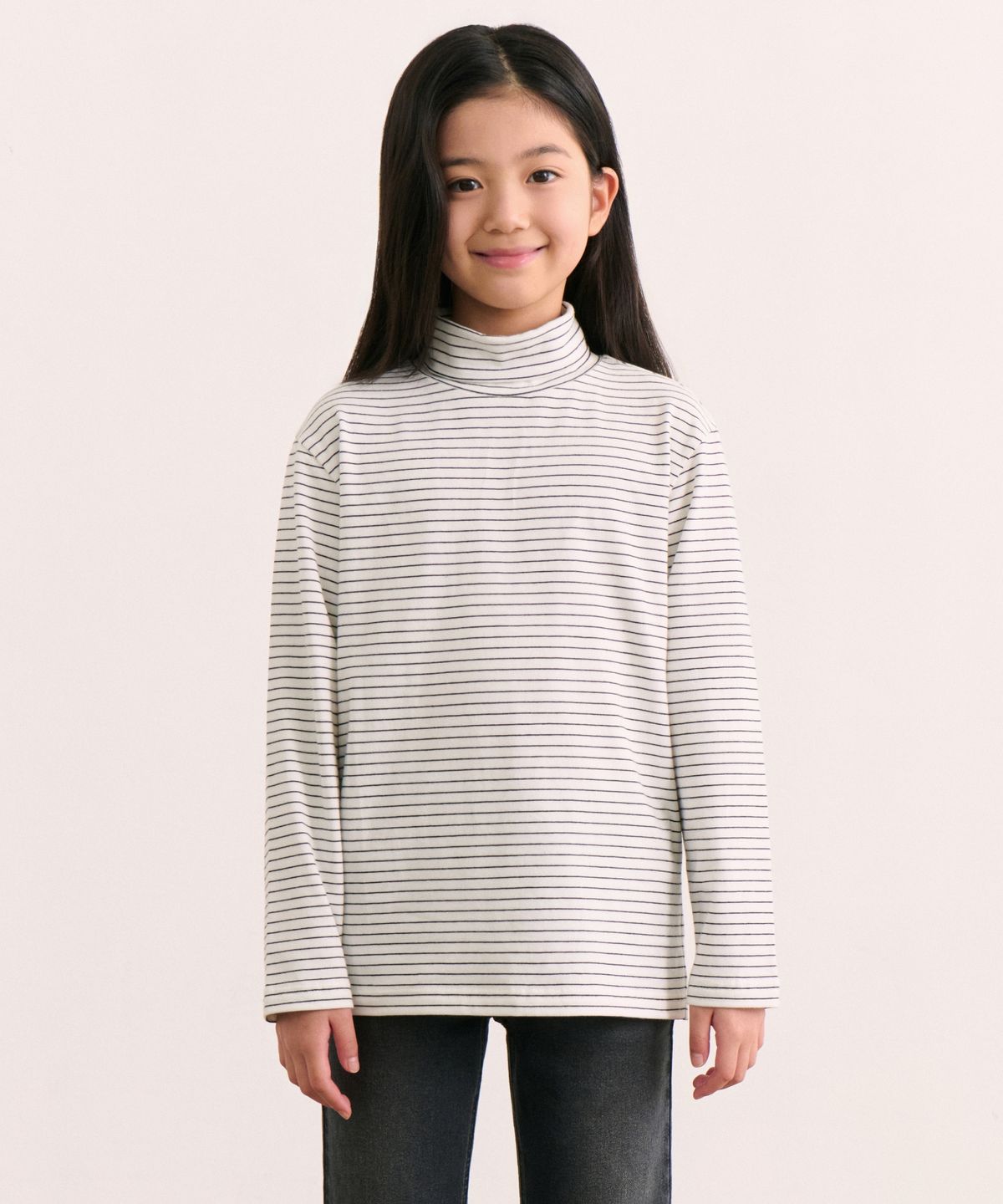 무신사 스탠다드 키즈(MUSINSA STANDARD KIDS) 핀 스트라이프 터틀 넥 긴소매 티셔츠 [화이트/블랙]