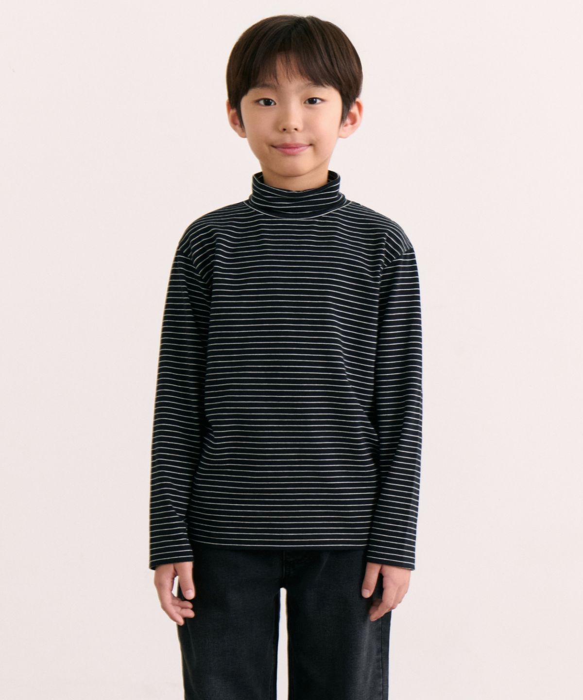 무신사 스탠다드 키즈(MUSINSA STANDARD KIDS) 핀 스트라이프 터틀 넥 긴소매 티셔츠 [블랙/화이트]