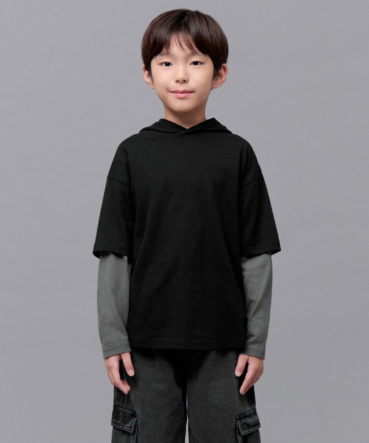 무신사 스탠다드 키즈(MUSINSA STANDARD KIDS) 오버사이즈 후드 레이어드 긴소매 티셔츠 [블랙/다크 그레이]