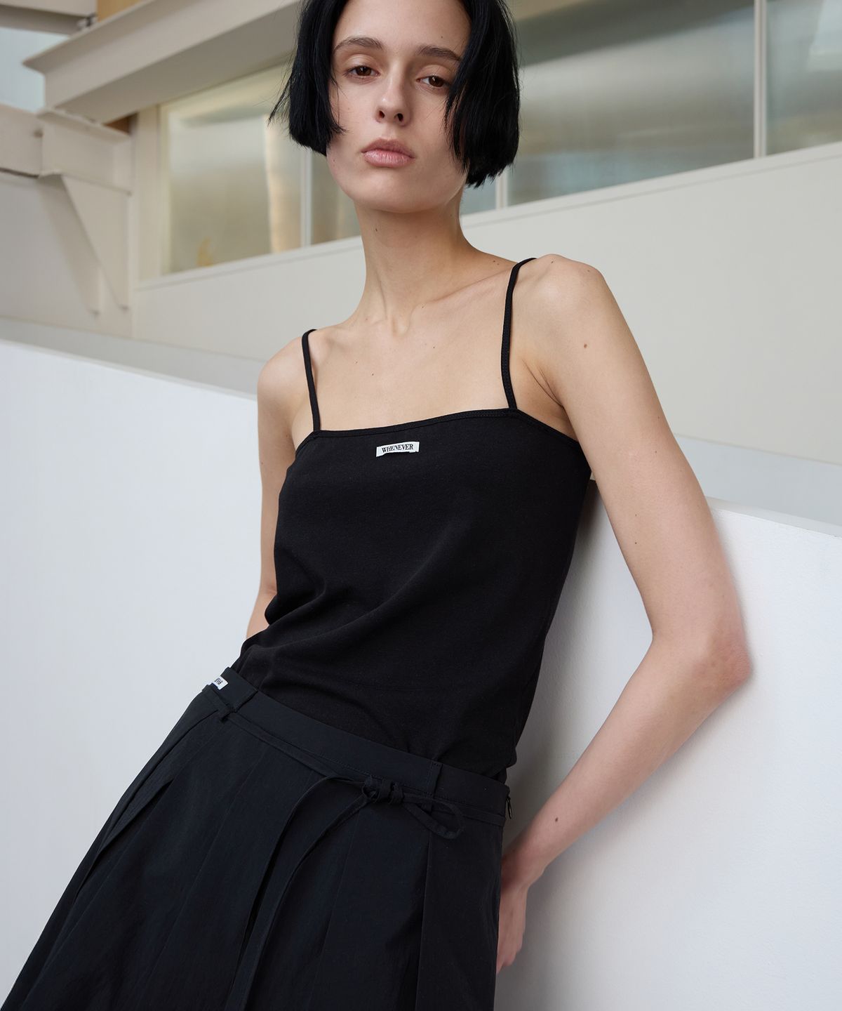 르바(LEVAR) Whenever Standard Sleeveless Top - Black