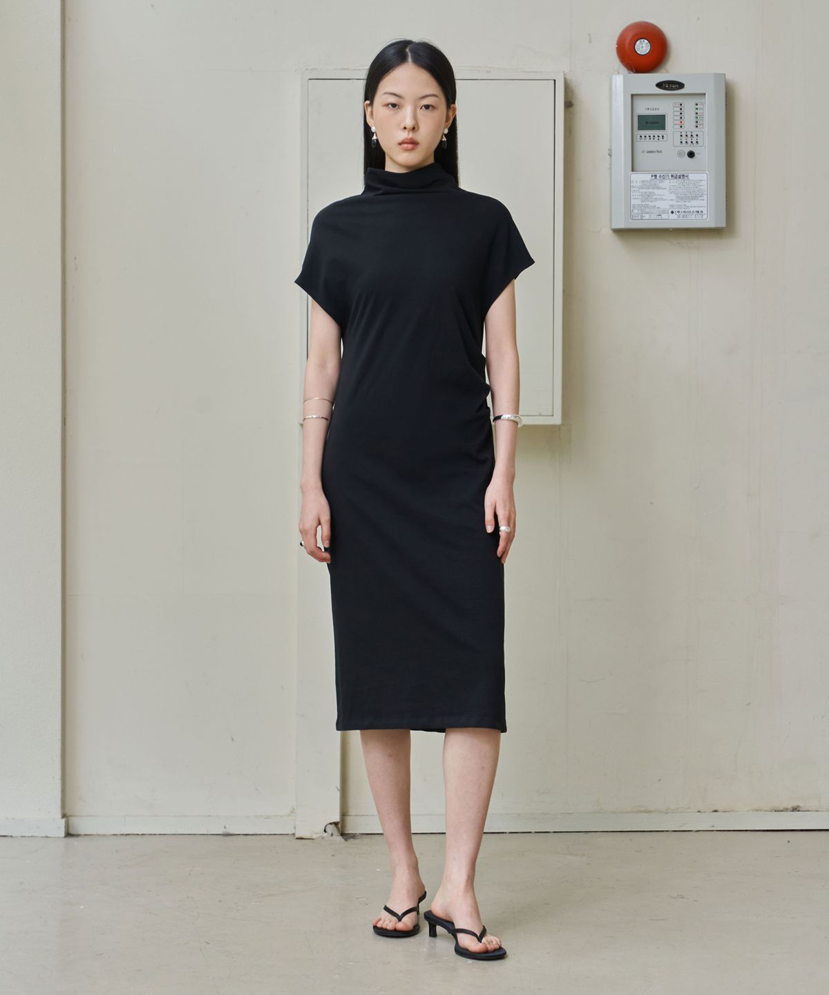 웨어리즈(WEARIS) 모크넥 셔링 원피스_블랙