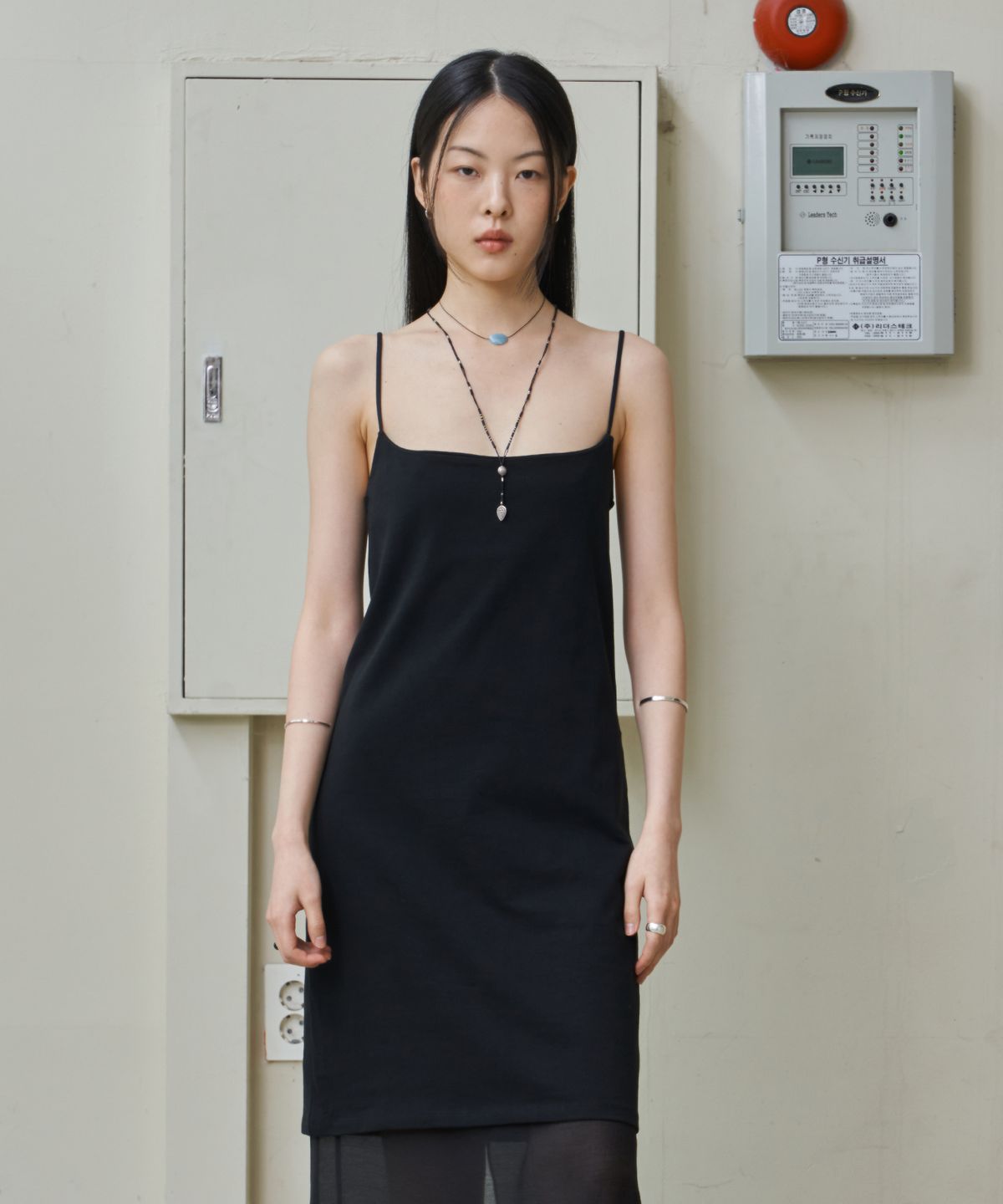 웨어리즈(WEARIS) 스퀘어넥 슬리브리스 원피스_블랙