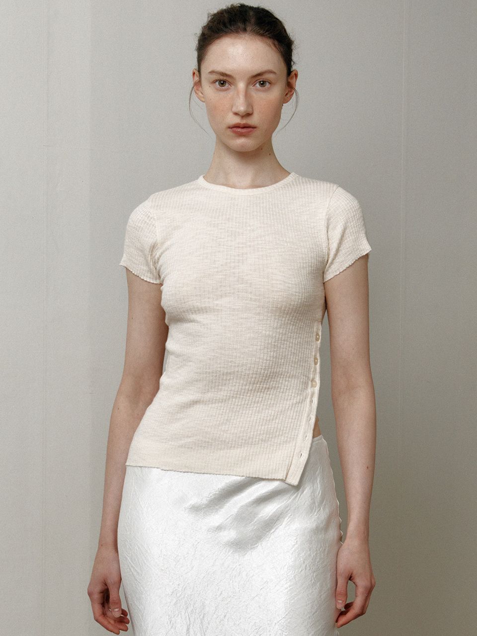 le / ル SIDE BUTTON SLIT トップス ECRU MUSINSA公式 | LE side button slit top (ecru)