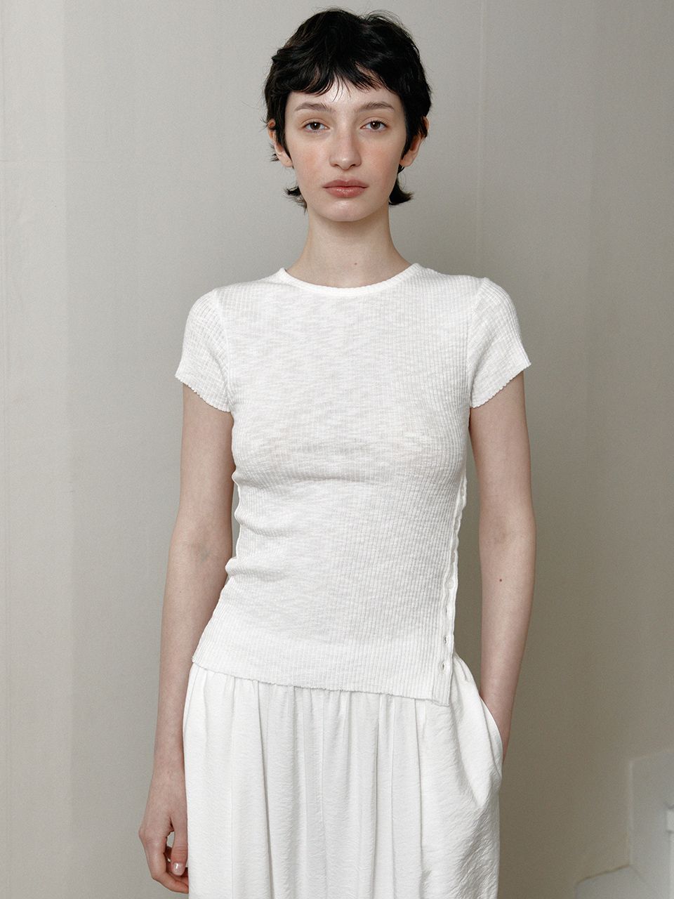 le / ル SIDE BUTTON SLIT トップス ECRU le SIDE BUTTON SLIT TOP[RWA5-JLE25STS09]｜URBAN RESEARCH公式