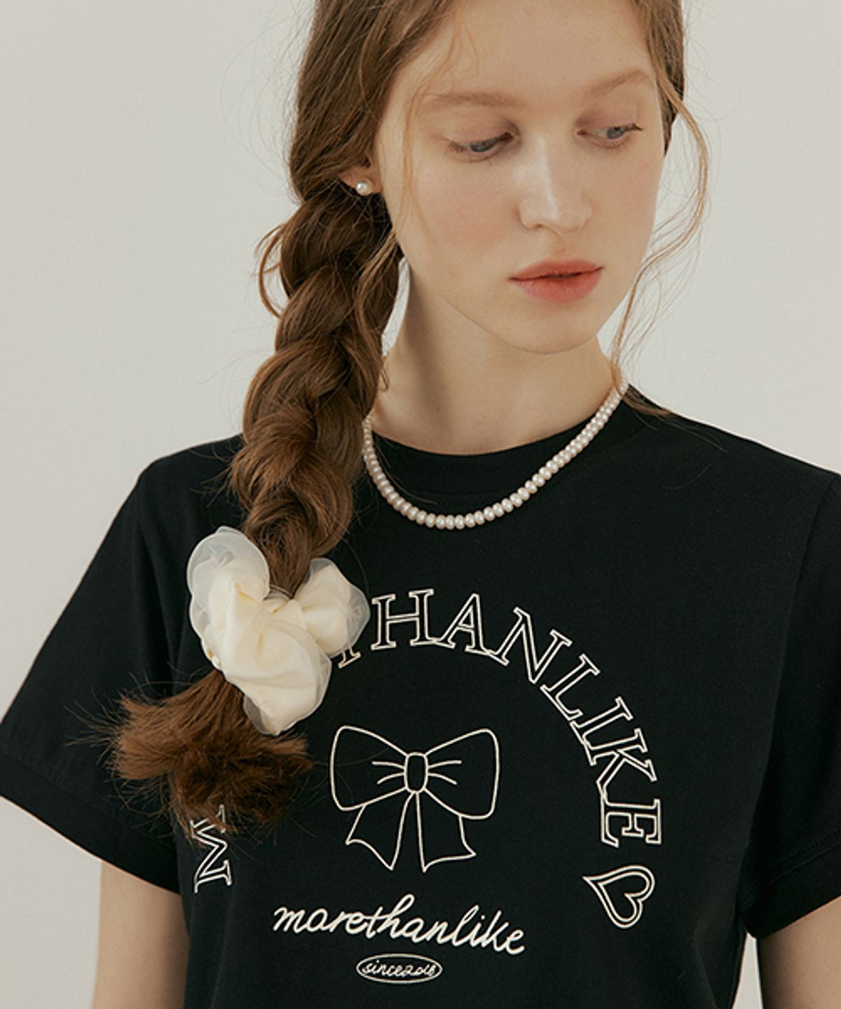 모어댄라이크(MORE THAN LIKE) RIBBON SHORT SLEEVE T-SHIRT - BLACK