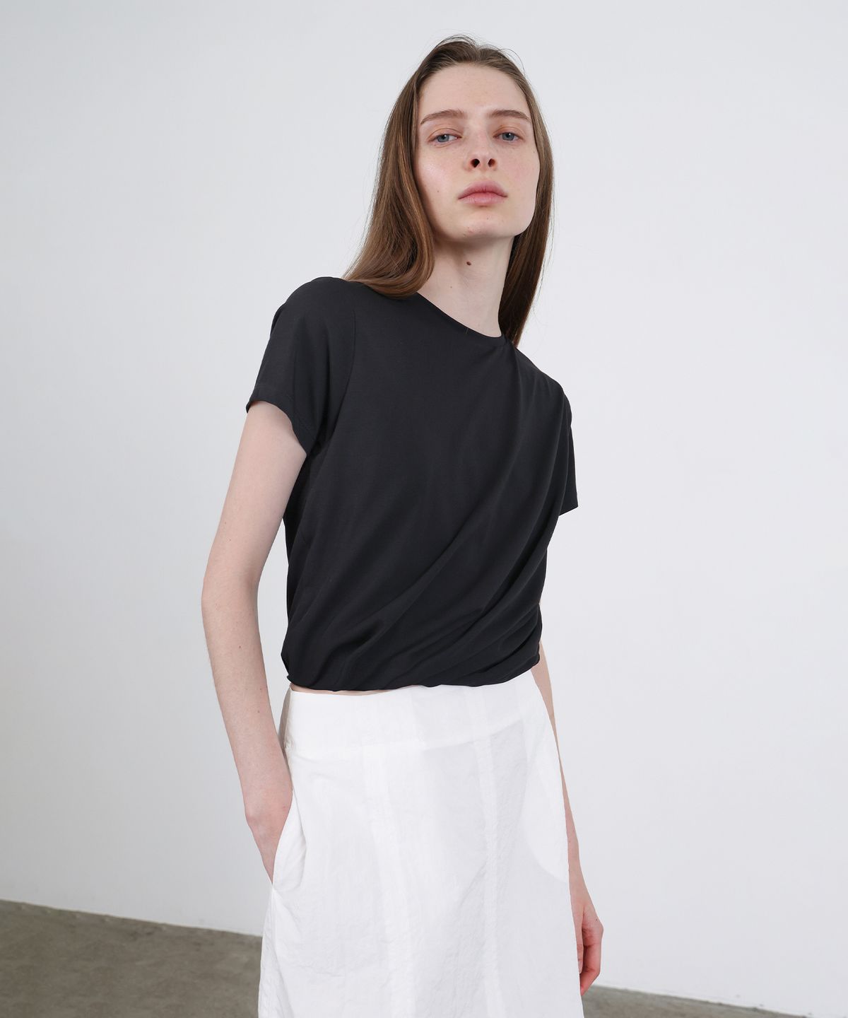 르바(LEVAR) Balloon Cropped T-shirt  - Black