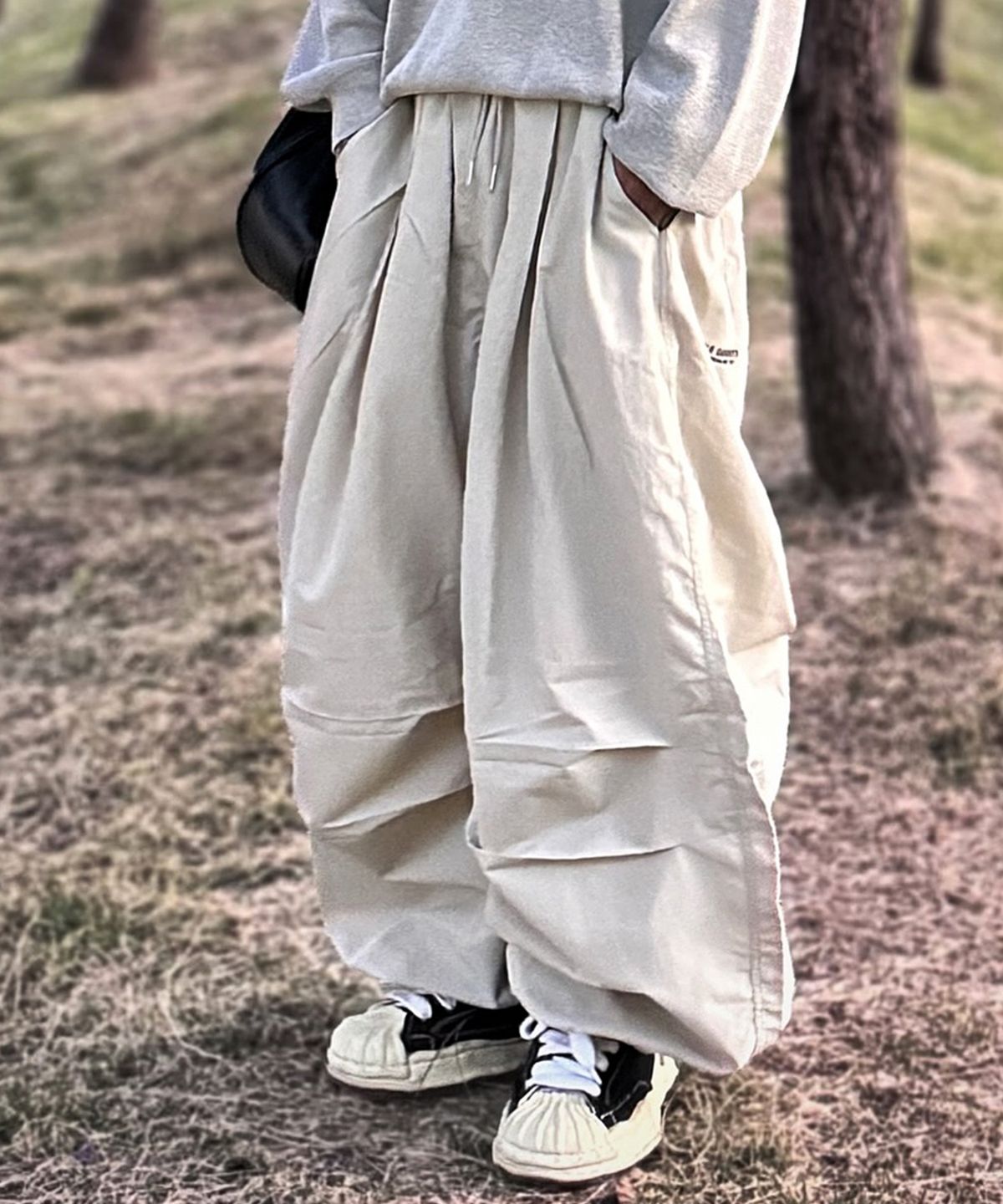 더마일(THEMILE) ML NYLON WIDE BALLON STRING PANT [BEIGE]