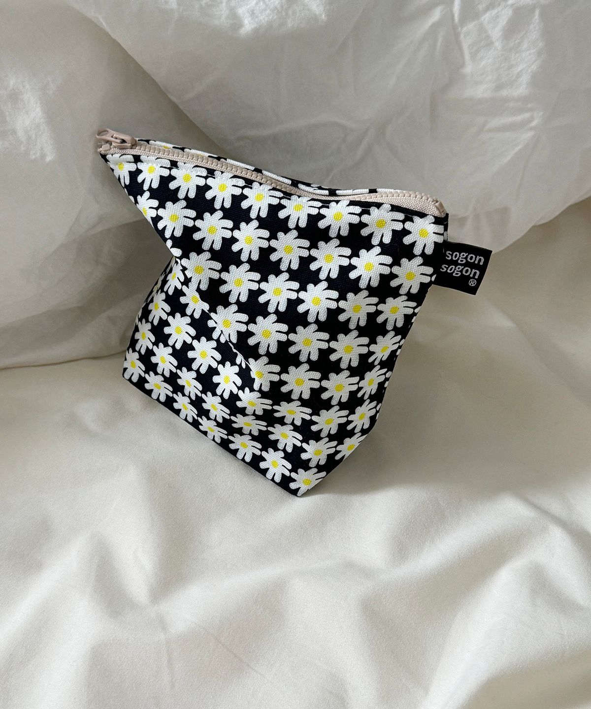 소곤소곤(SOGONSOGON) white flower pouch w