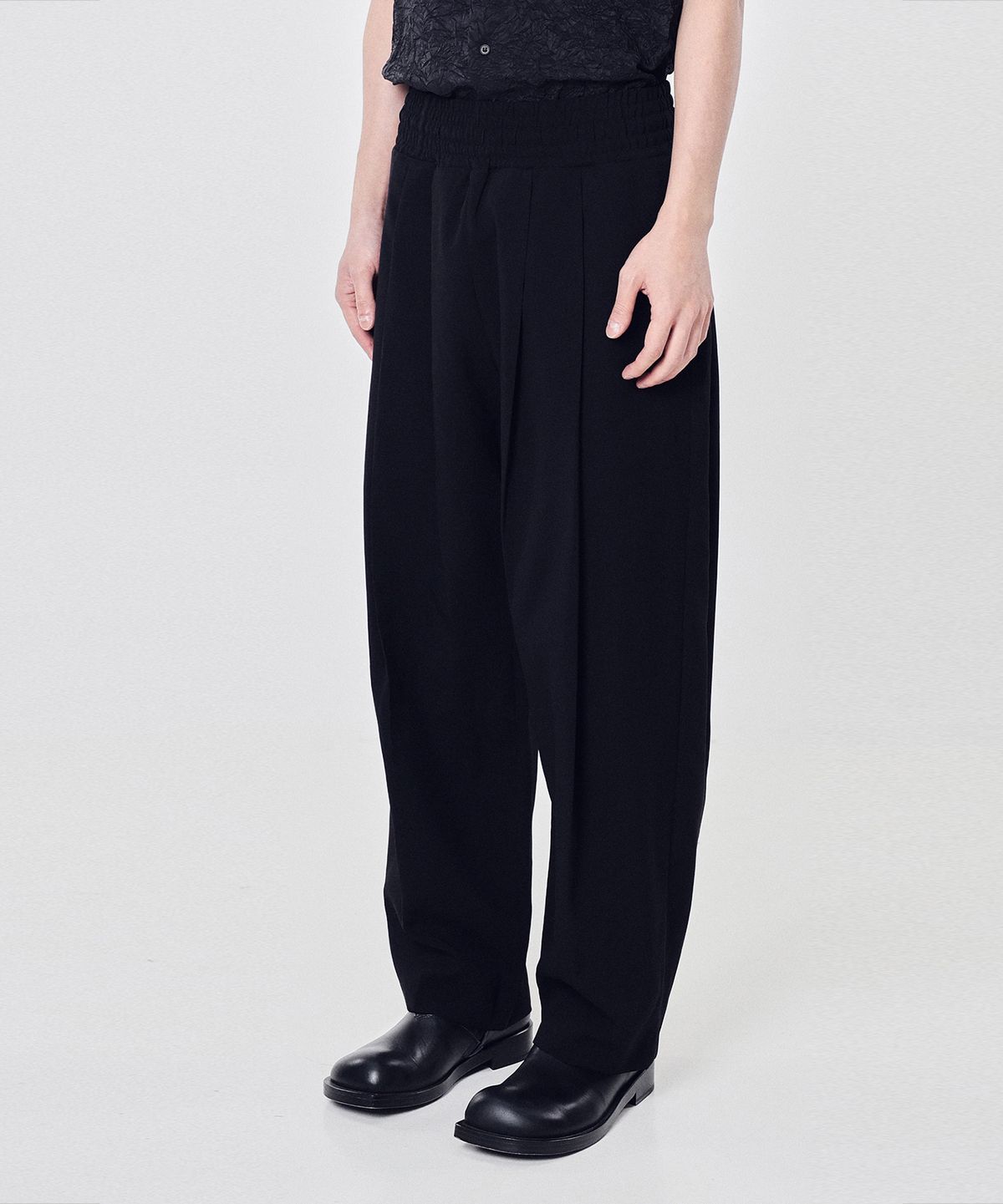 음양(EYC) Boxer curve tuck pants (black)