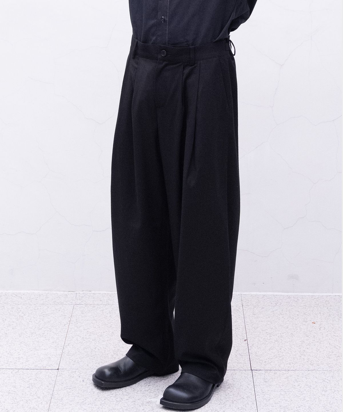 음양(EYC) Curve tuck pants (black)