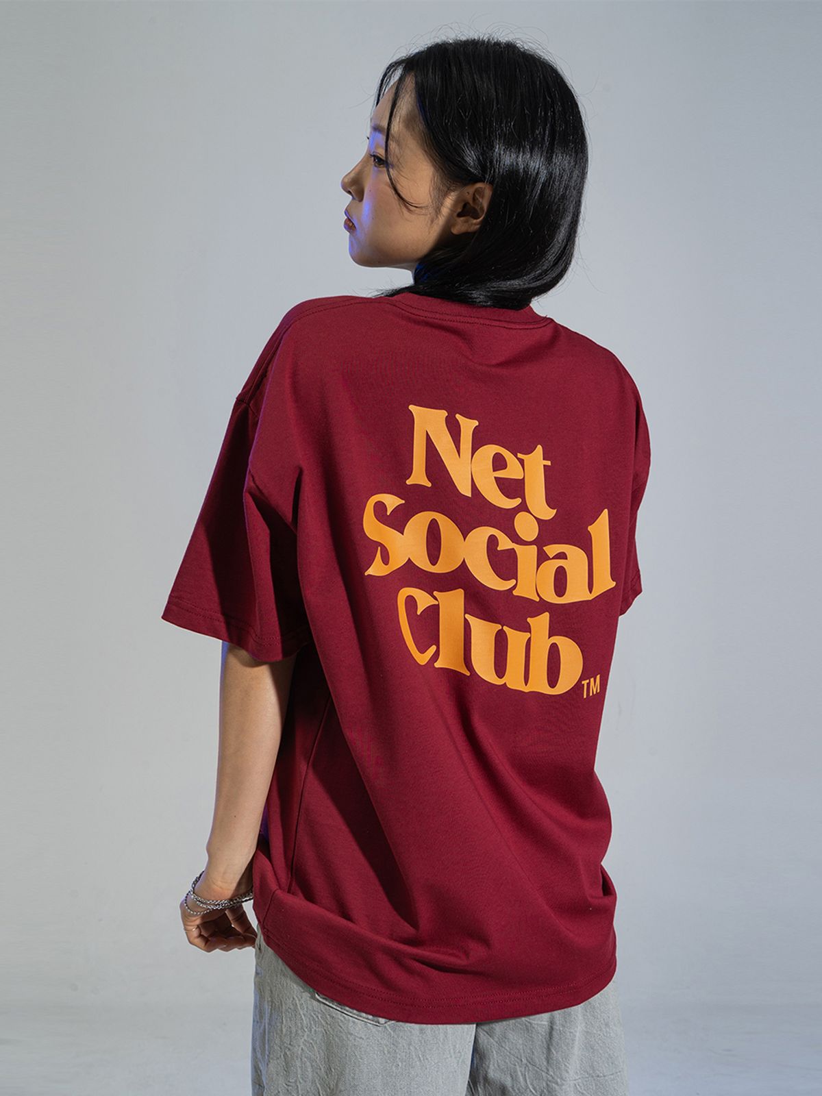 넷소셜클럽(NET SOCIAL CLUB) 웨이브 비비드 로고 반팔티 (버건디)