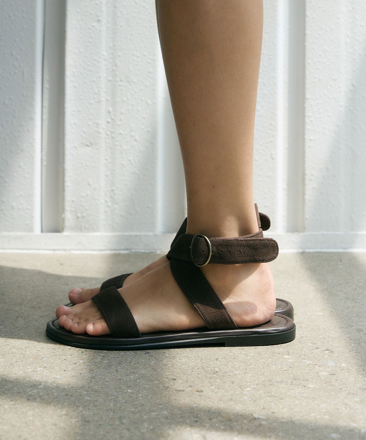 트윗비피(TWVP) 홀터 플랫 샌들 브라운 Haltr Flat Sandals 24S85BR