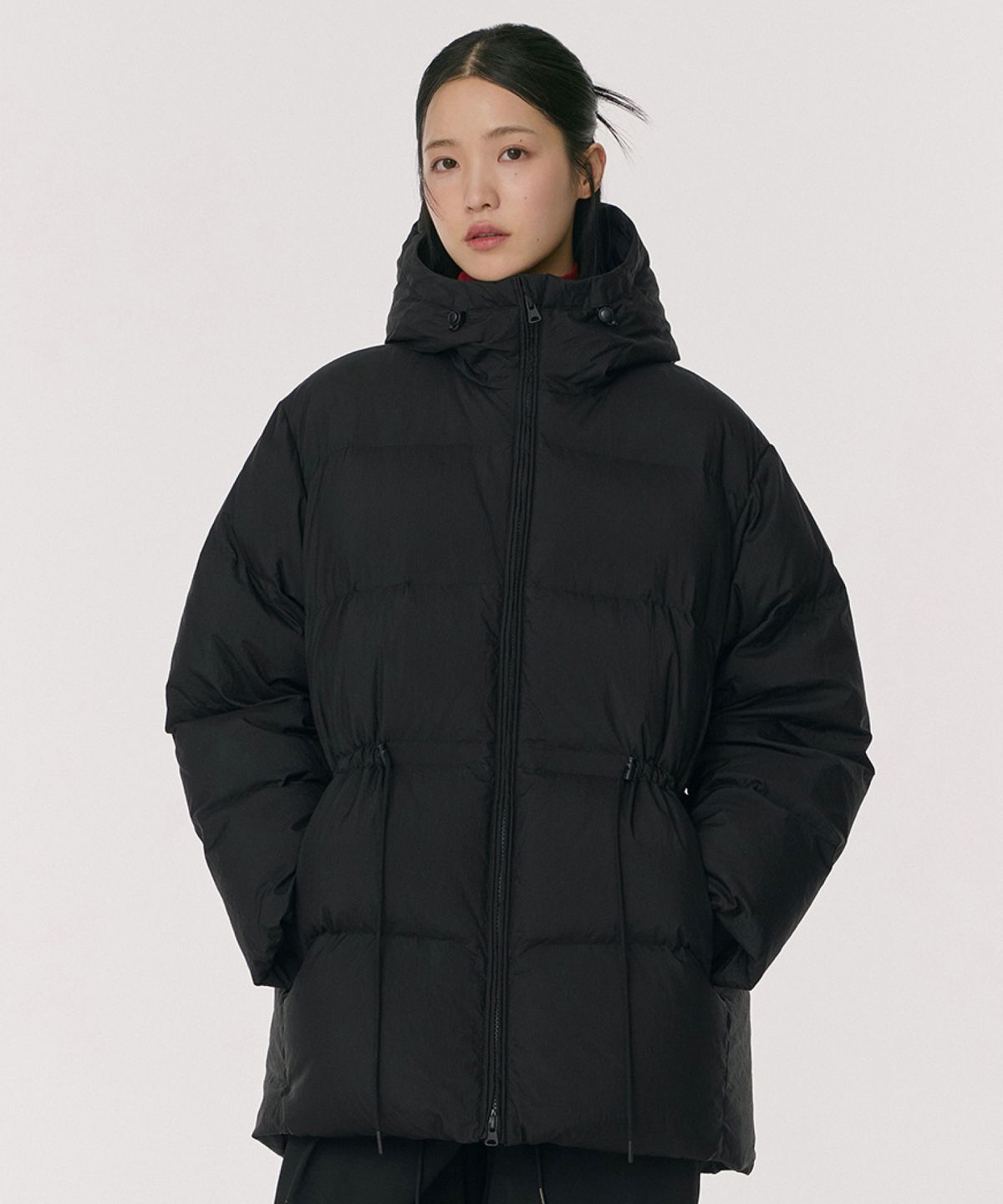 무신사 스탠다드 우먼(MUSINSA STANDARD WOMAN) 우먼즈 브라이트 후디드 미들 다운 재킷 [블랙]