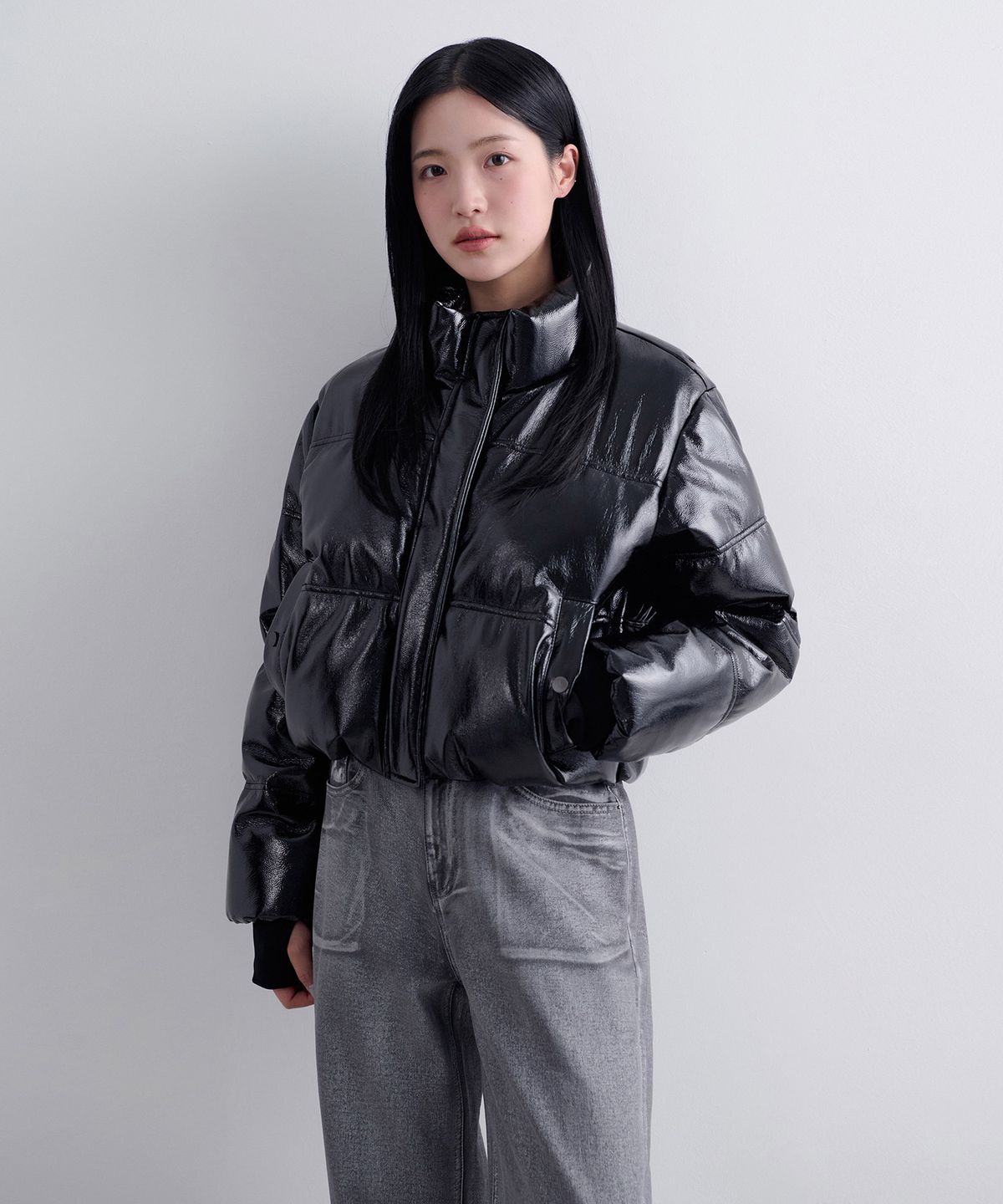 무신사 스탠다드 우먼(MUSINSA STANDARD WOMAN) 우먼즈 페이턴트 신세틱 레더 푸퍼 숏 패딩 재킷 [블랙]
