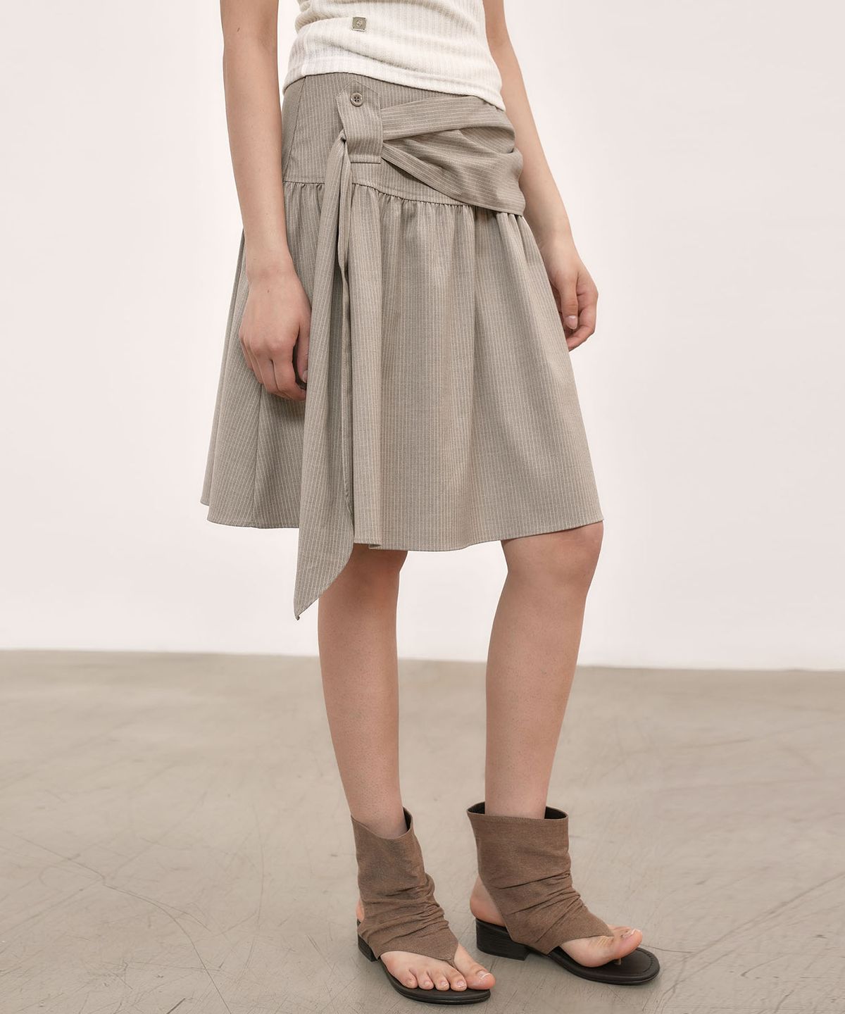 아우로(OURO) STRIPE MIDI SKIRT [ BEIGE ]