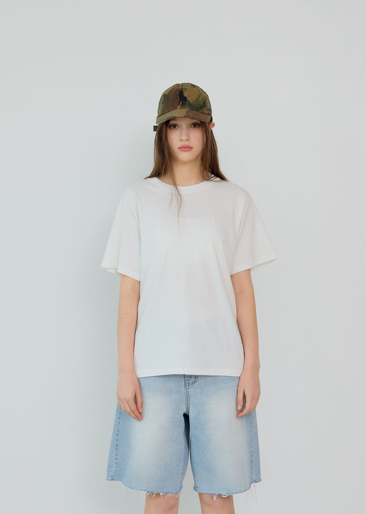버튼업(BUTTON UP) 데일리 자수 로고 반팔 티셔츠 (WHITE)