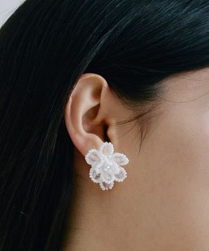 HSU022 White flower stud earrings