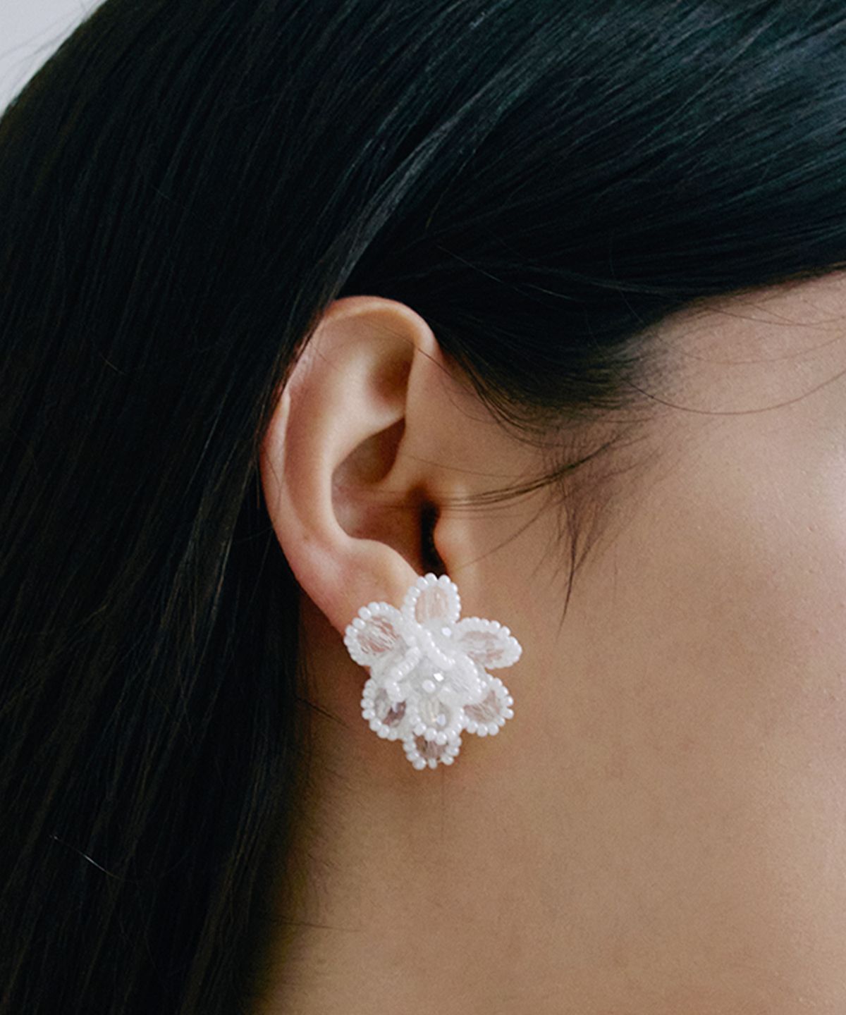 하스(HAS) HSU022 White flower stud earrings